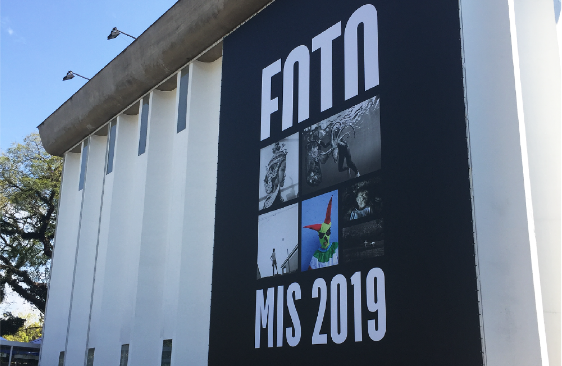 Banner na fachada do museu: síntese da mostra