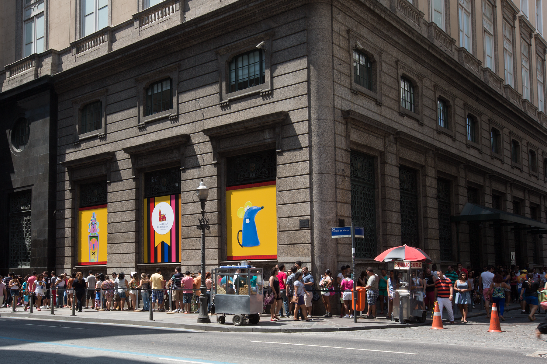 Painéis vestem a fachada da exposição no CCBB - RJ