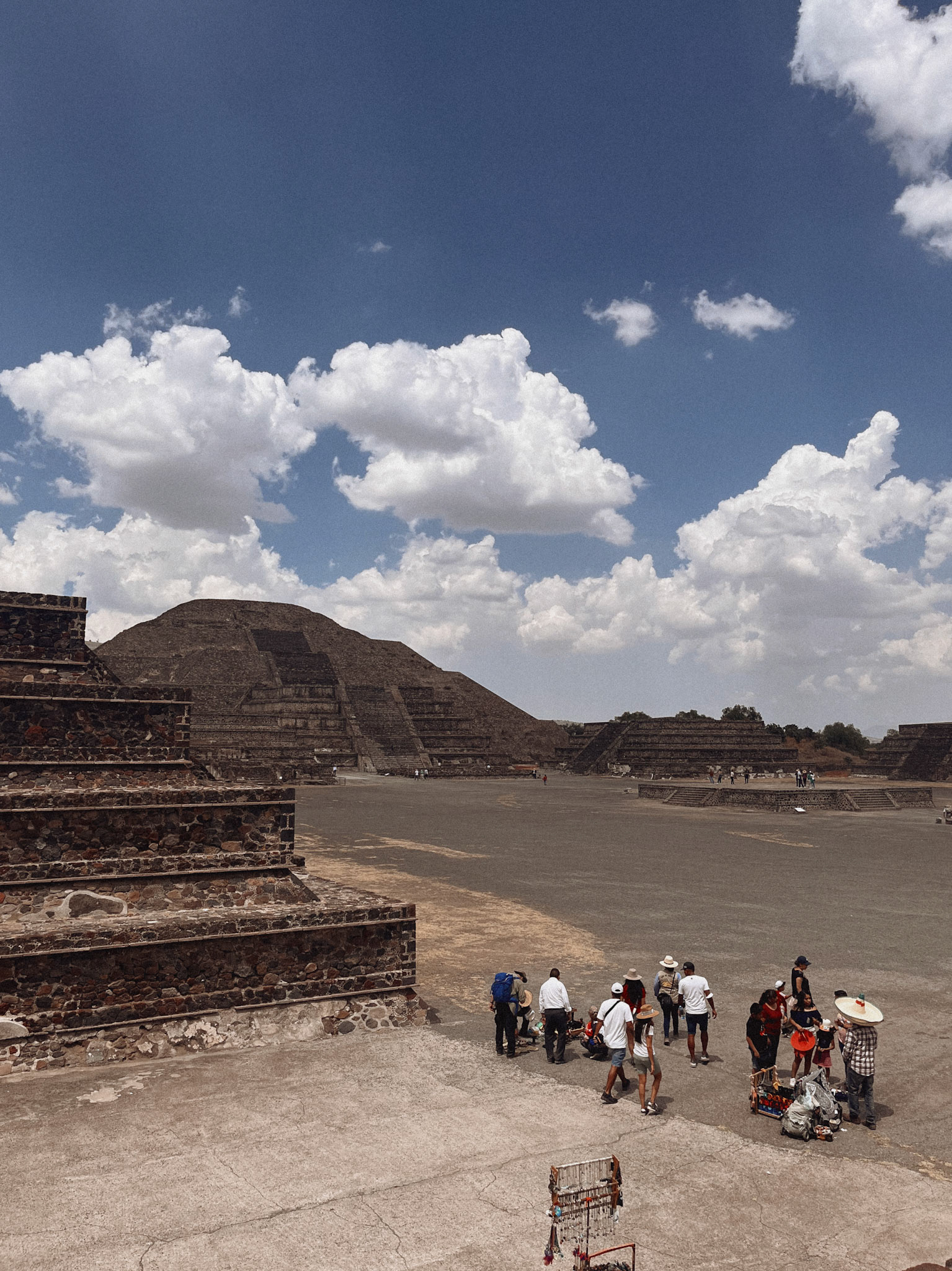 Les marchands au pied des pyramides