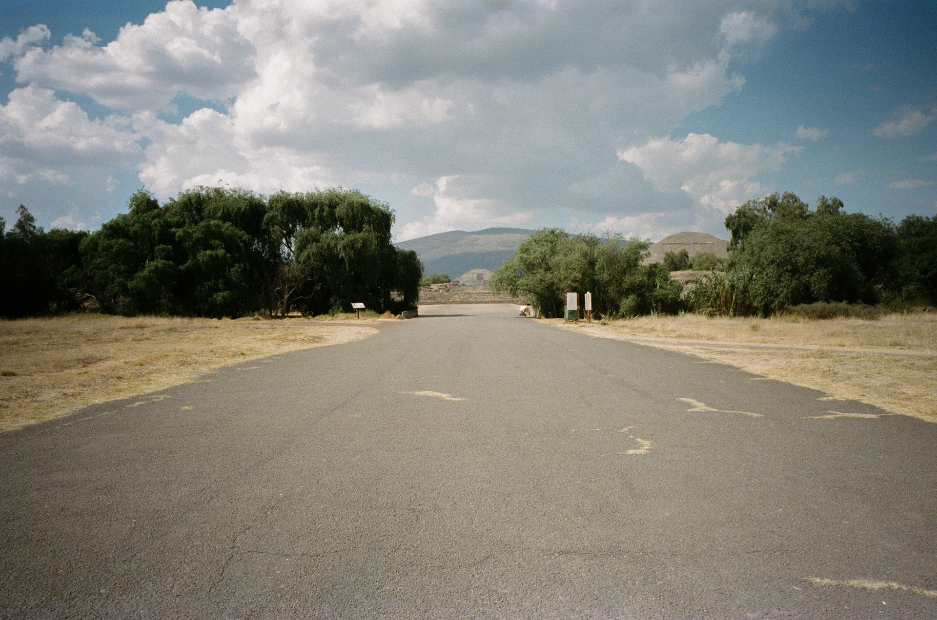 Au début de l'avenue des Morts