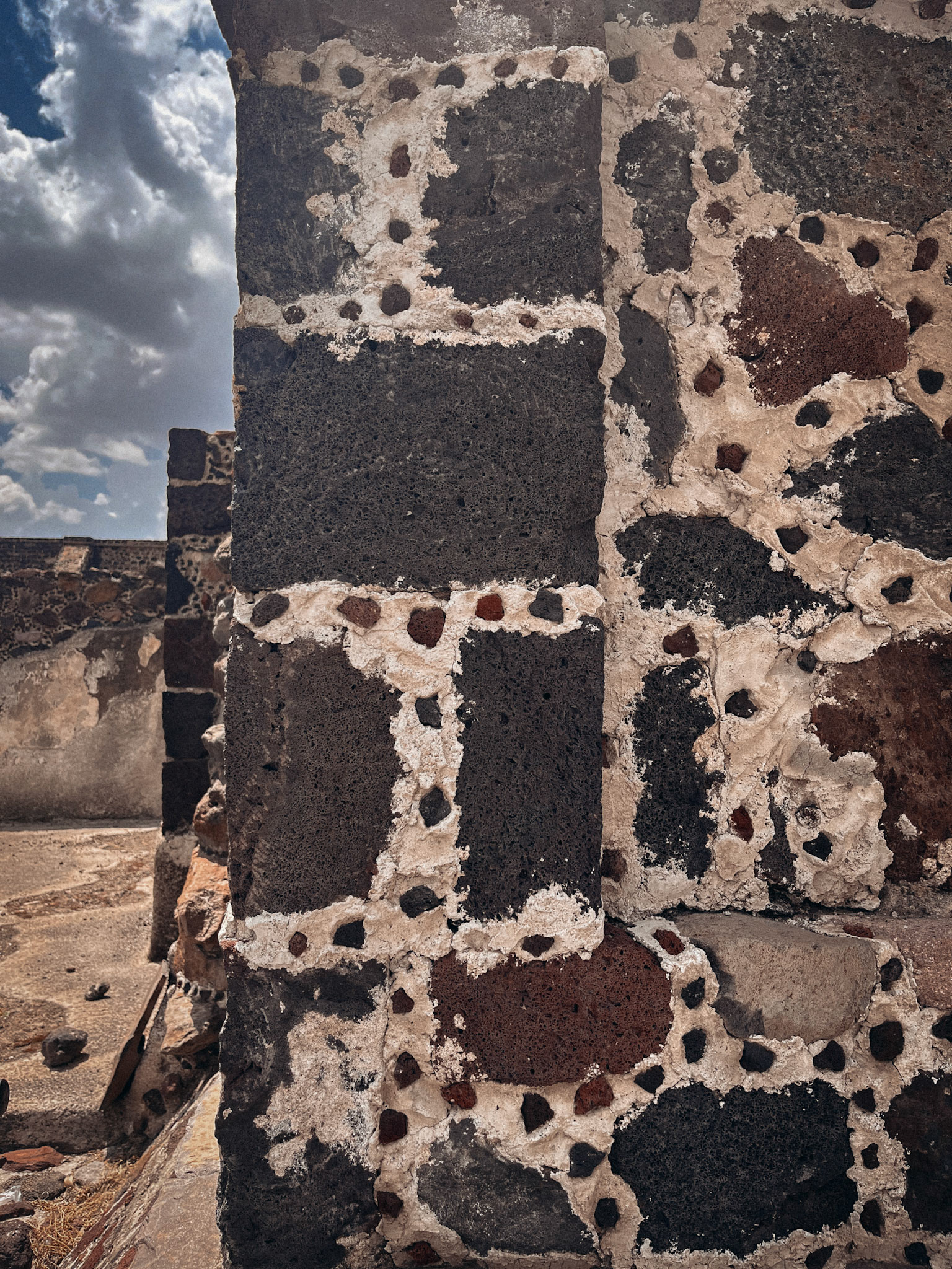 Détail de la base des pyramides