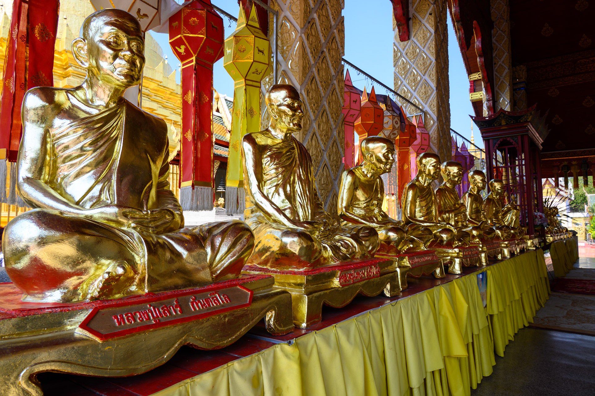 Golden monks, Wat Phra That Haripunchai Woramahawihan