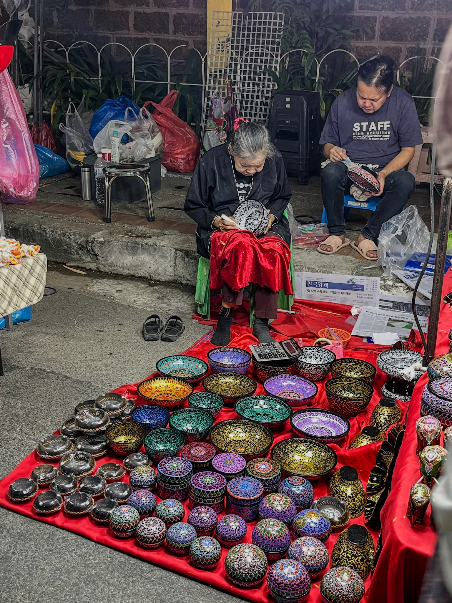 Decorating bowls, Cjiang Mai walking street