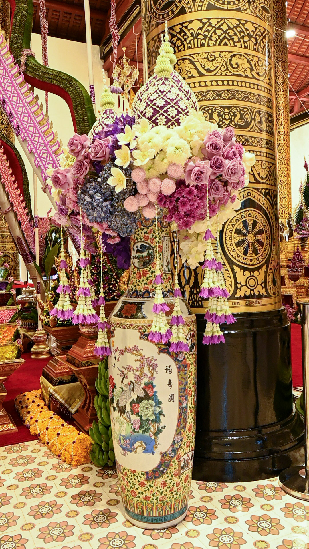 Wat Chedi Luang flowers