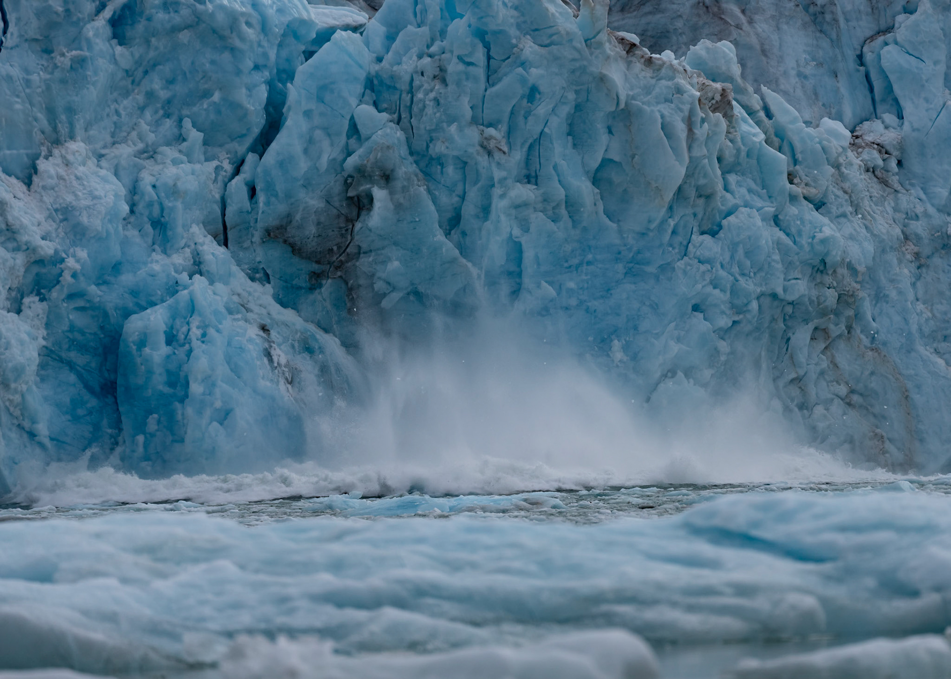 Calving at Kongsbreen Glacier, Svalbard. 02-08-2022.