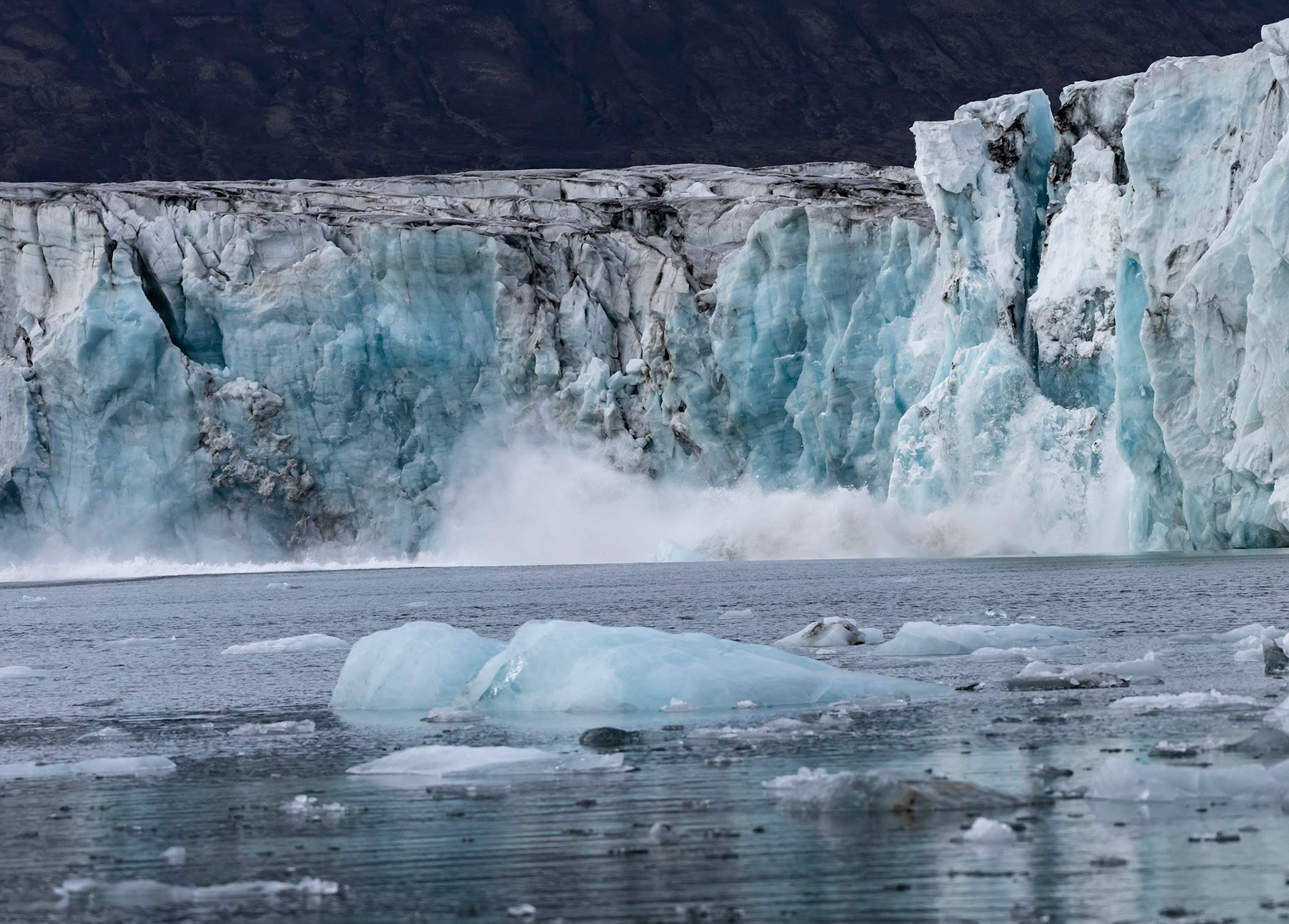 Calving at Recherchebreen, Svalbard. 08-08-2022.