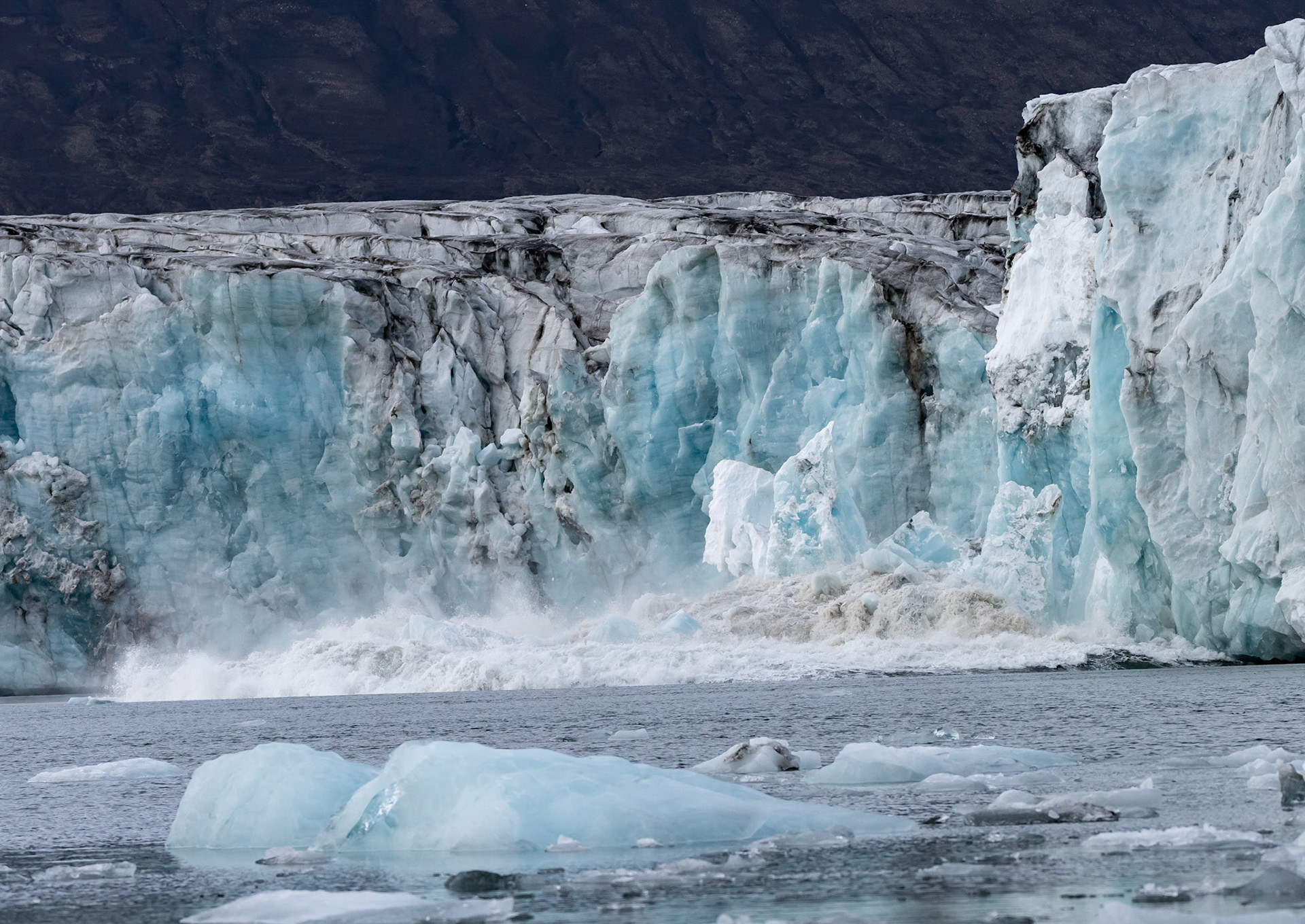 Calving at Recherchebreen, Svalbard. 08-08-2022.