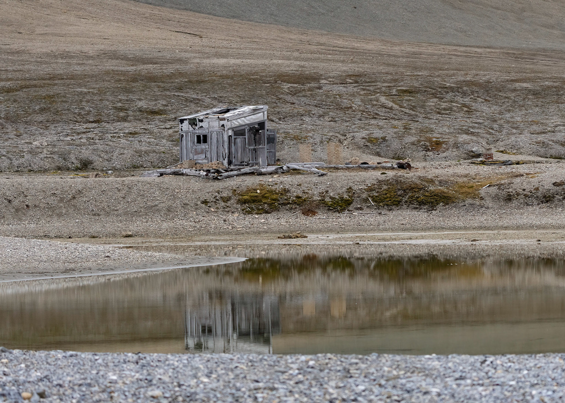 Gashamna whaling station (remains of blubber ovens and bones) Hornsund, Svalbard. 08-08-2022.