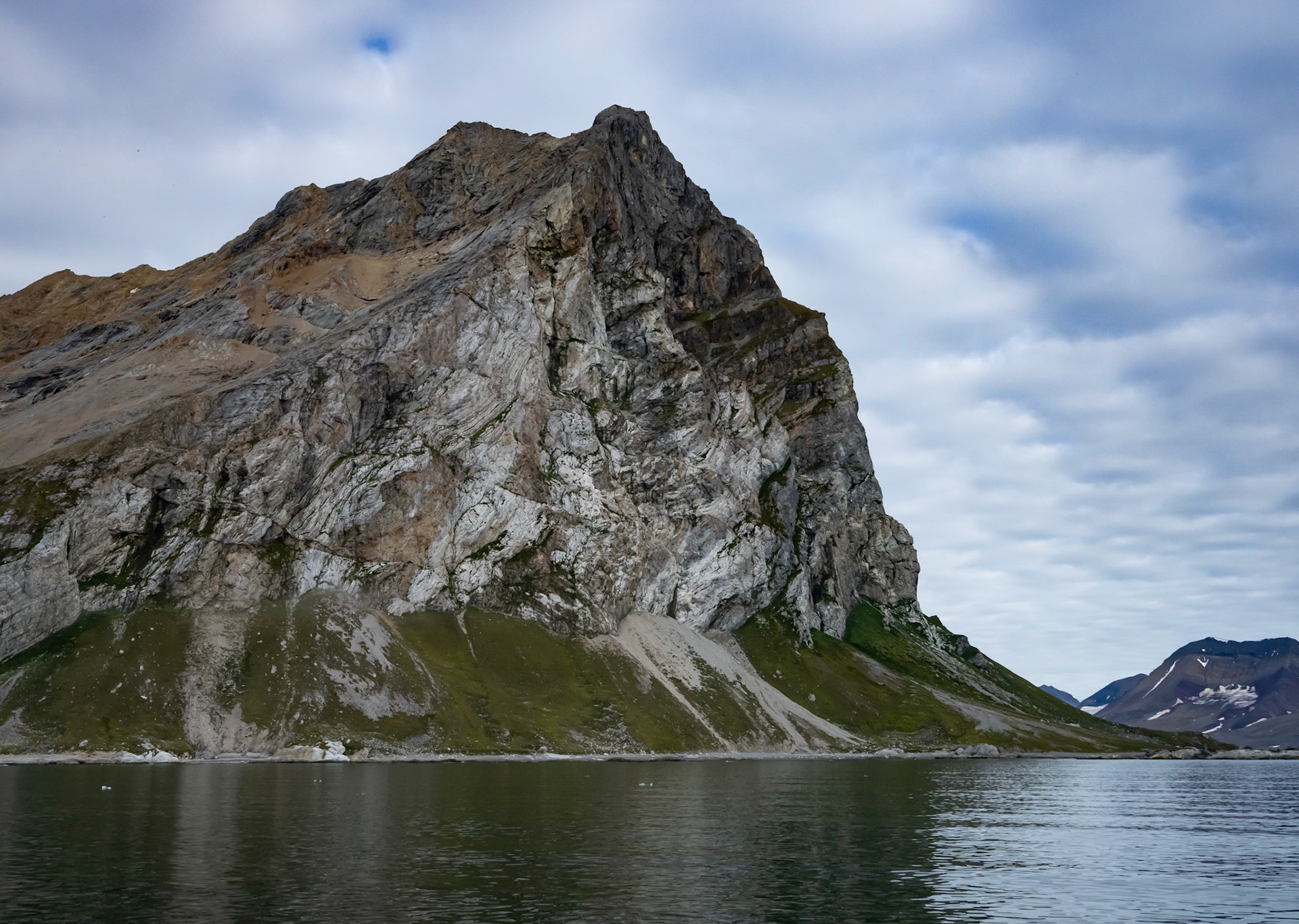 Gnalodden cliffs, Burgerbuktafjorden, Svalbard. 07-08-2022.