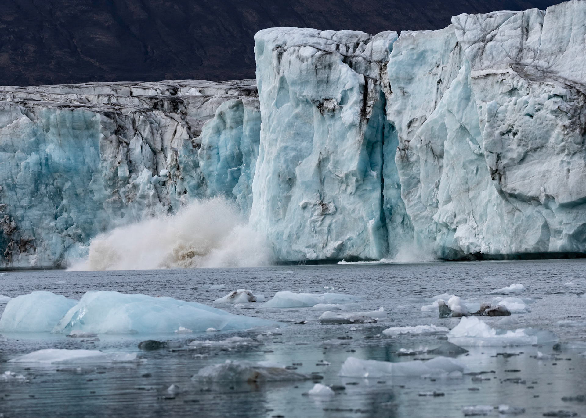 Calving at Recherchebreen, Svalbard. 08-08-2022.