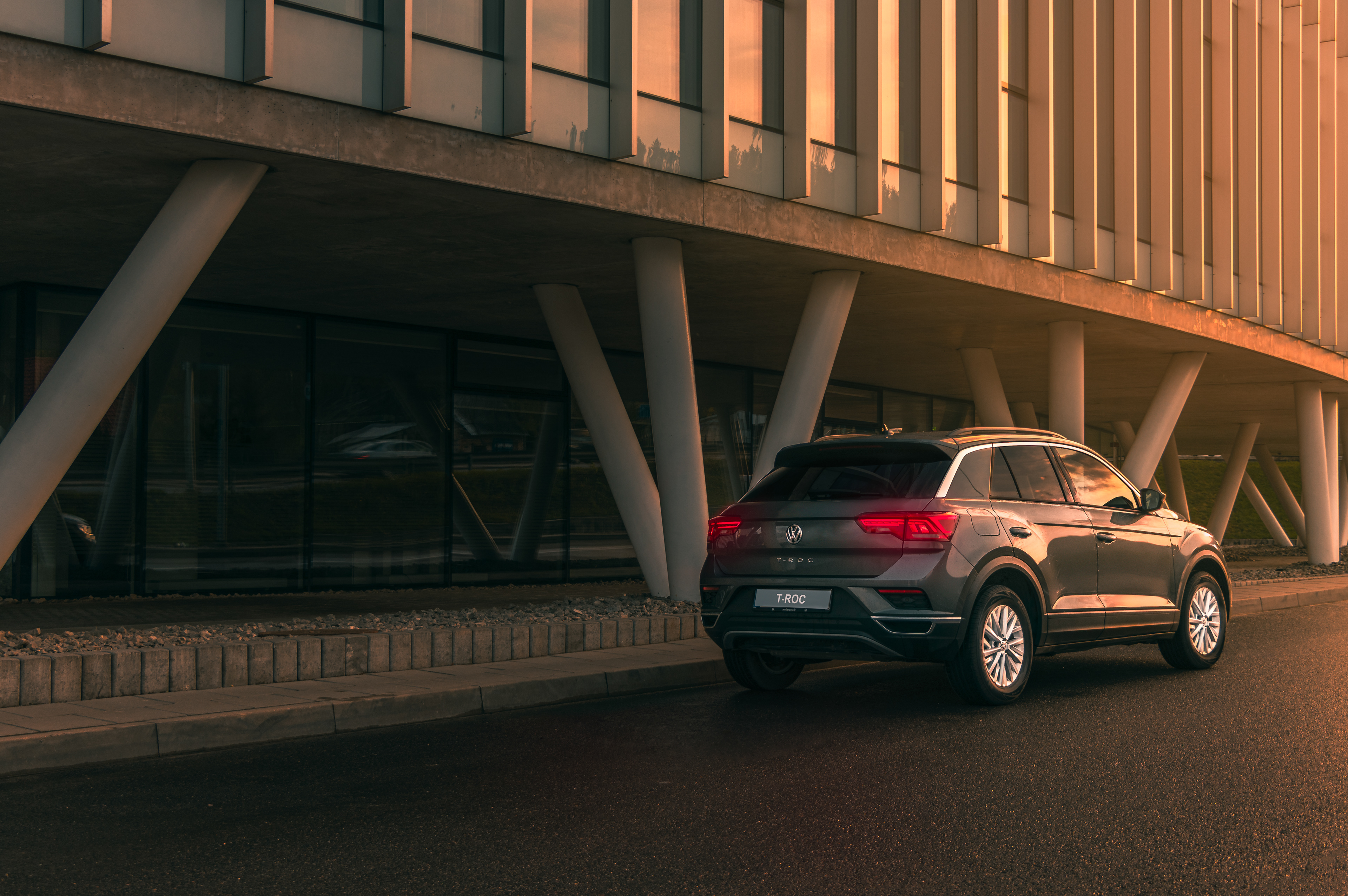 A Volkswagen T-ROC in the city during sunset