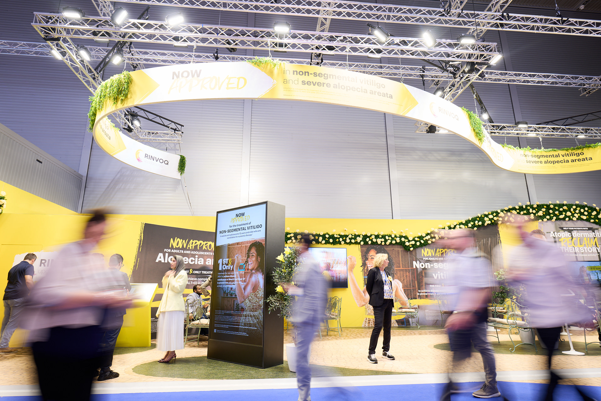 Exhibition booth photography in Vienna capturing branded spaces, visitor interactions, conversations and the atmosphere of a major international dermatology congress.