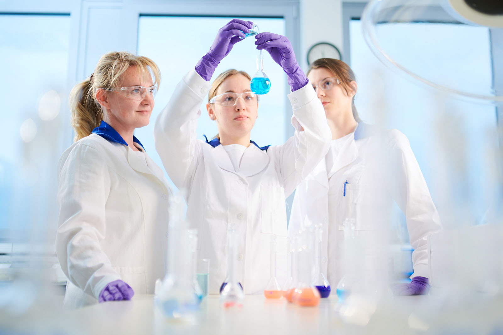 Munkatársak dolgoznak a laboratóriumban..