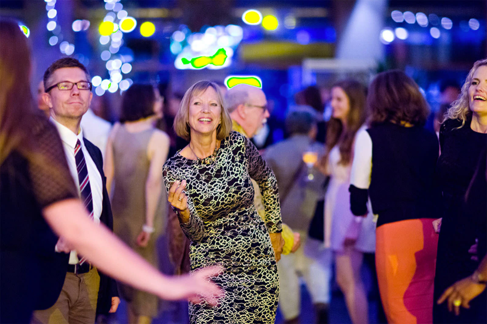 Táncoló résztvevők a partyn