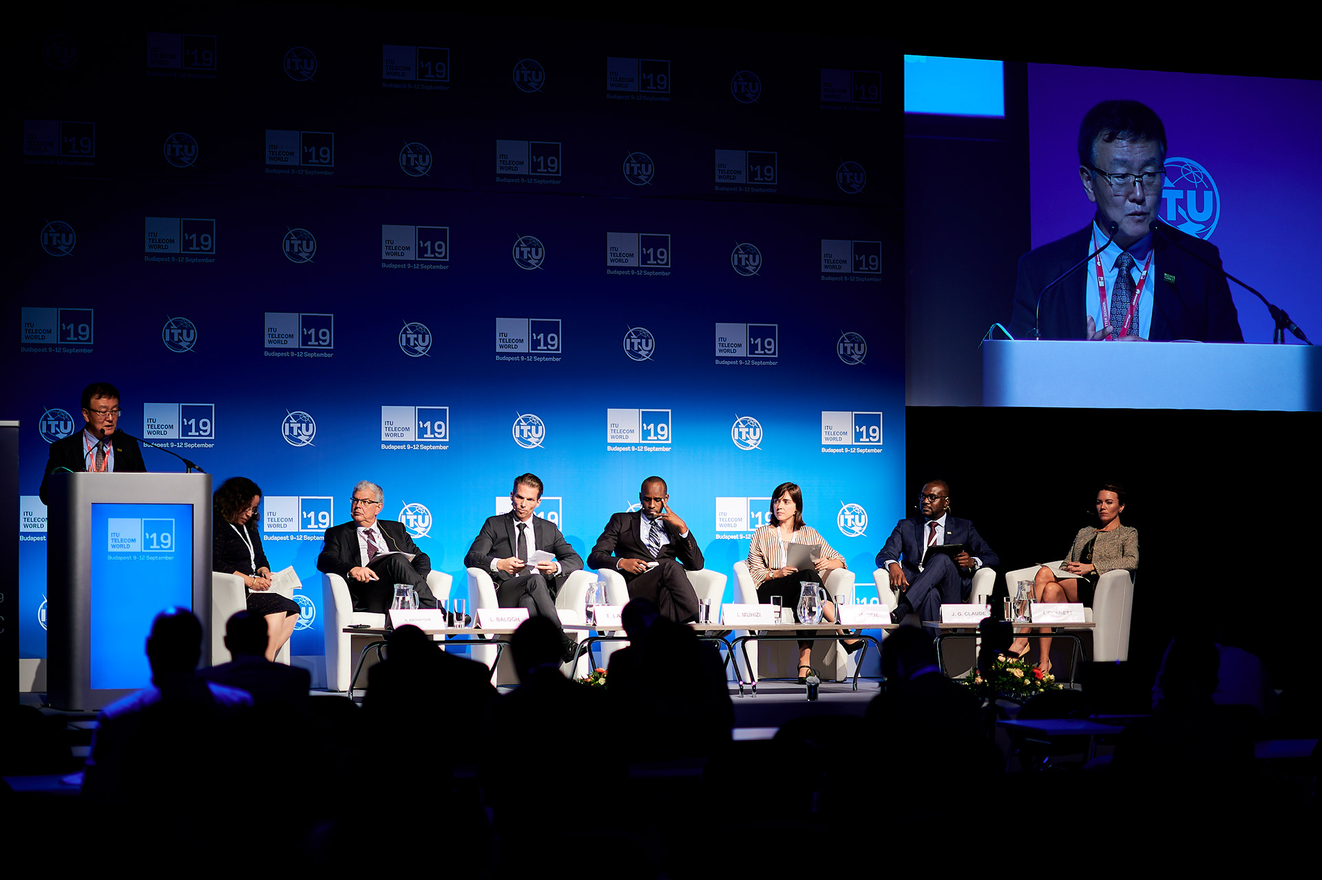 Panel beszélgetés résztvevői a kiállításon.