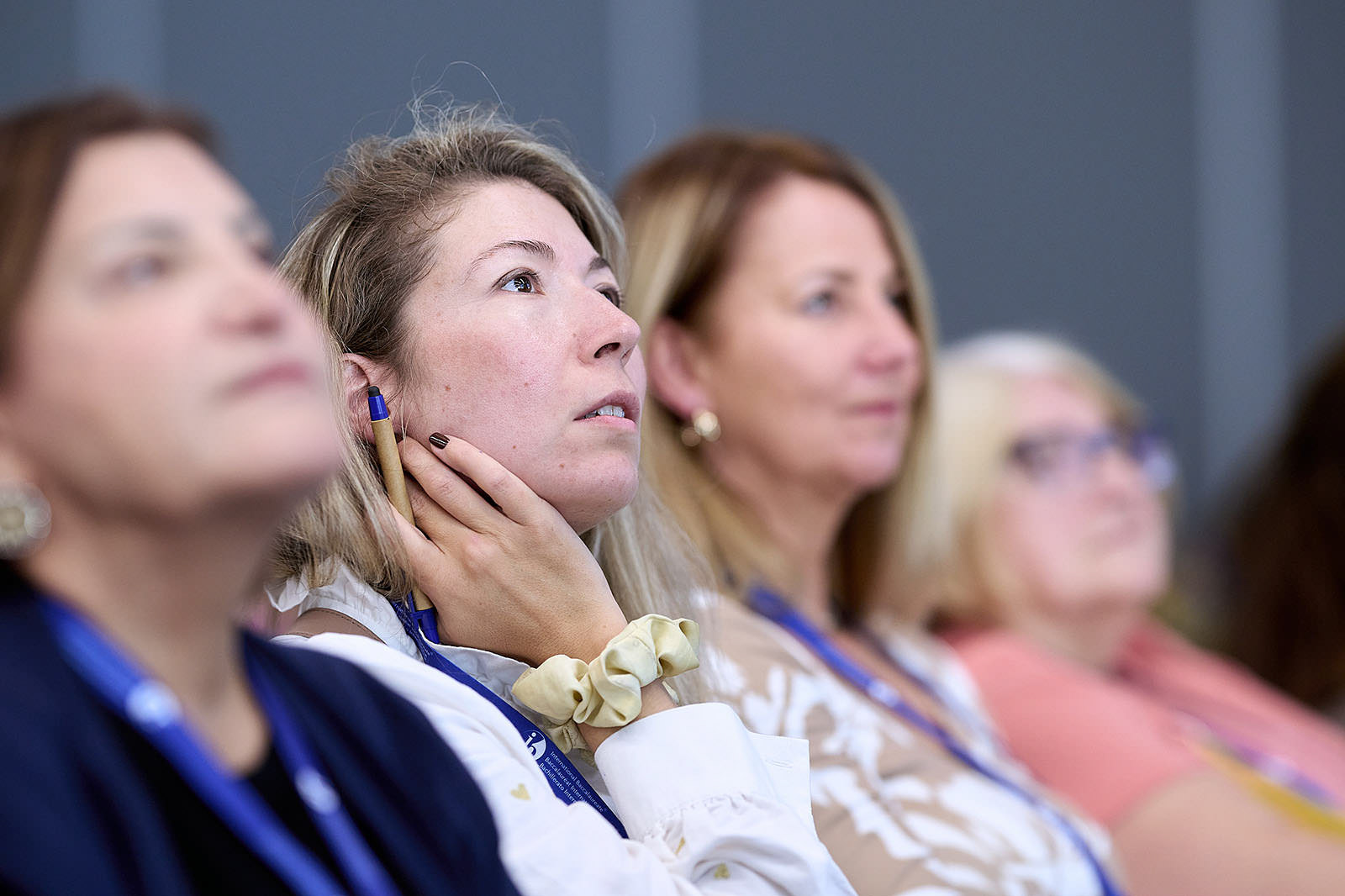 Konferencia résztvevői figyelik az előadást