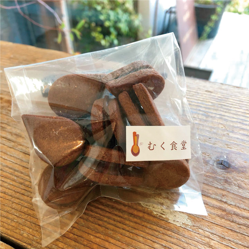 ロゴ展開例。焼き菓子にシールでラベリング。