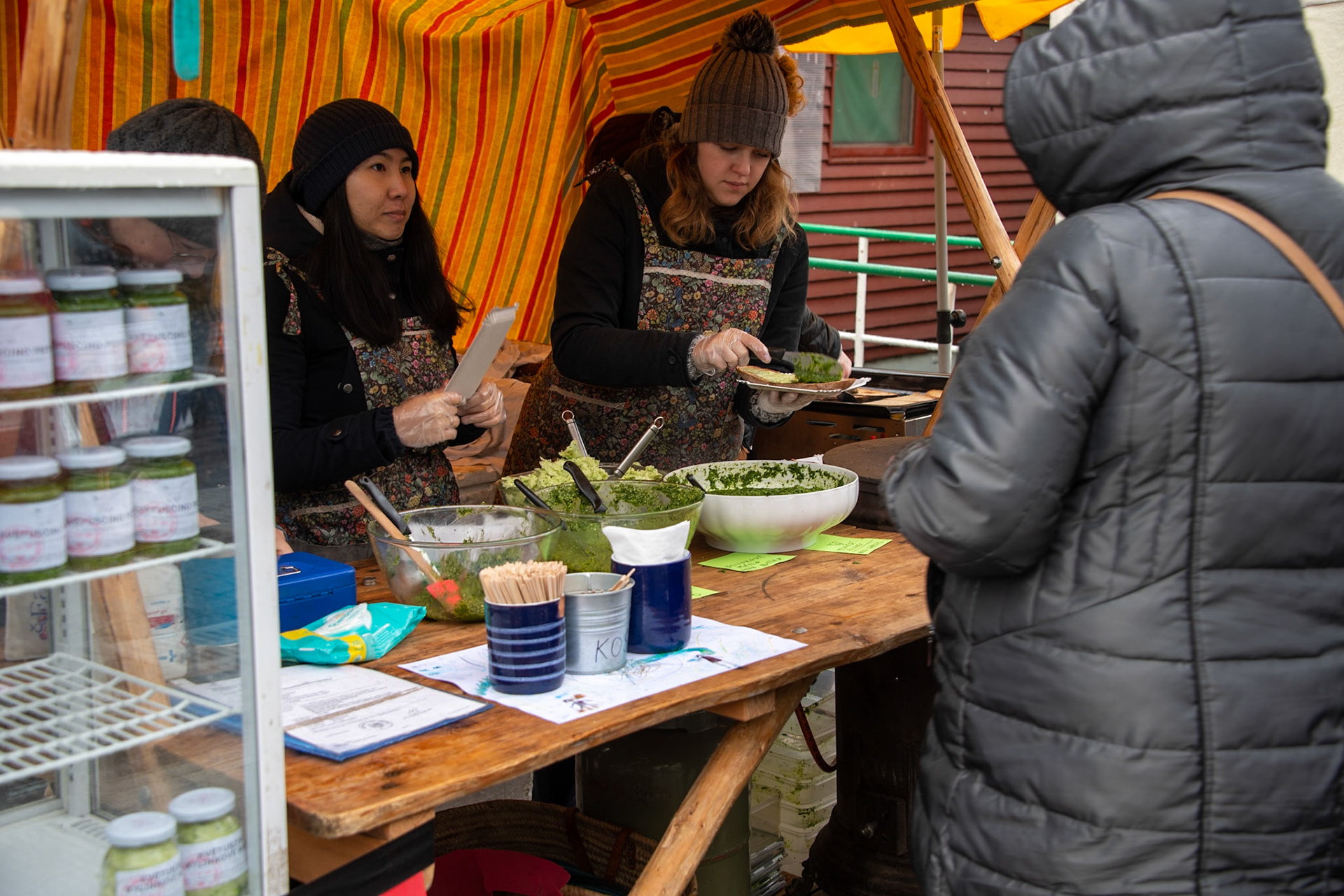 Le marché est très animé malgré le froid