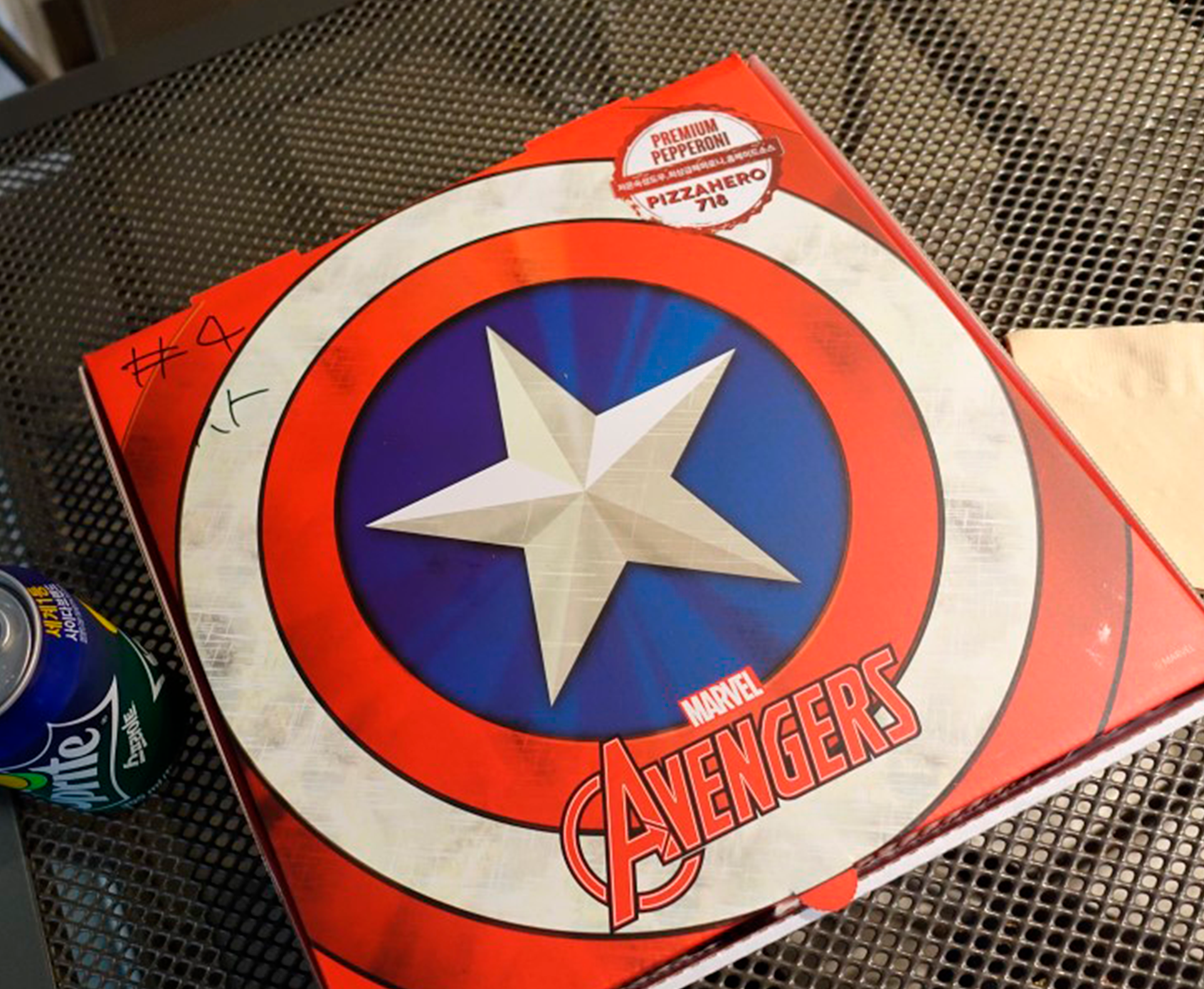 pizza box package design collaborated with Disney marvel character | 디즈니 마블 캐릭터와 콜라보레이션한 어벤저스 그래픽의 피자히어로의 피자 패키지