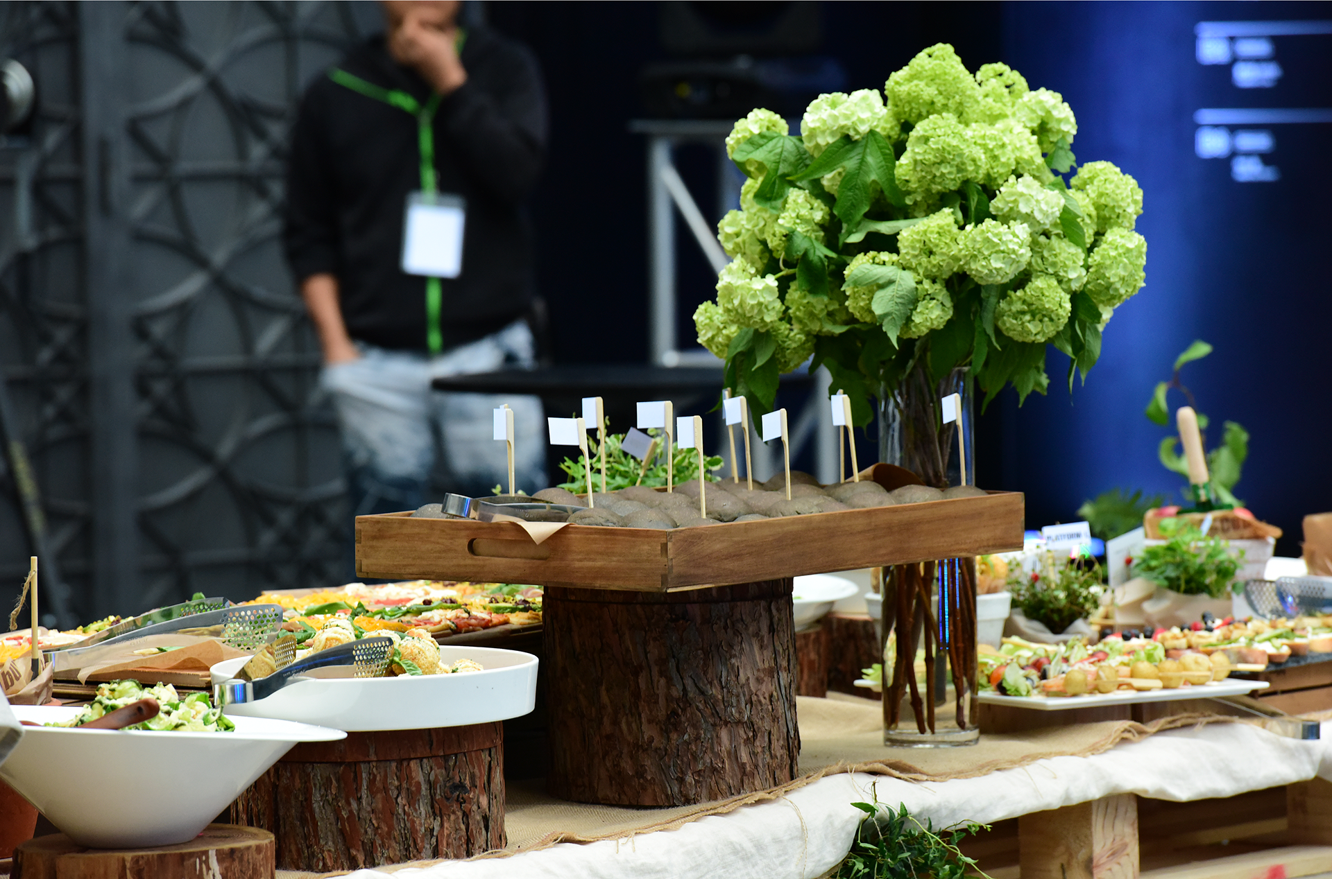 B&S catering service decorated with wood pallets and large quantities of plants | 우드팔레트와 많은 양의 플랜트로 장식된 브레드앤서플라이 케이터링 서비스