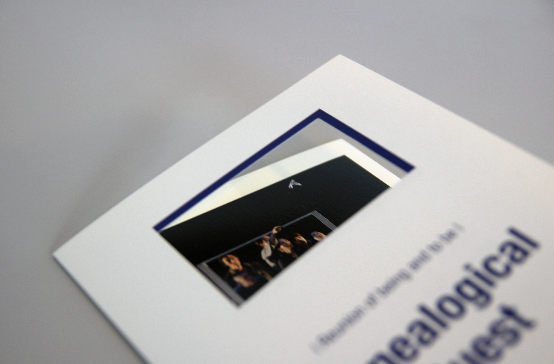 a leaflet of Genealogical Quest edited in multilingual typography with outstanding die-cut printing | 다이컷 후가공이 돋보이는 영어와 독일어로 편집된 계보학적 탐구의 리플렛 