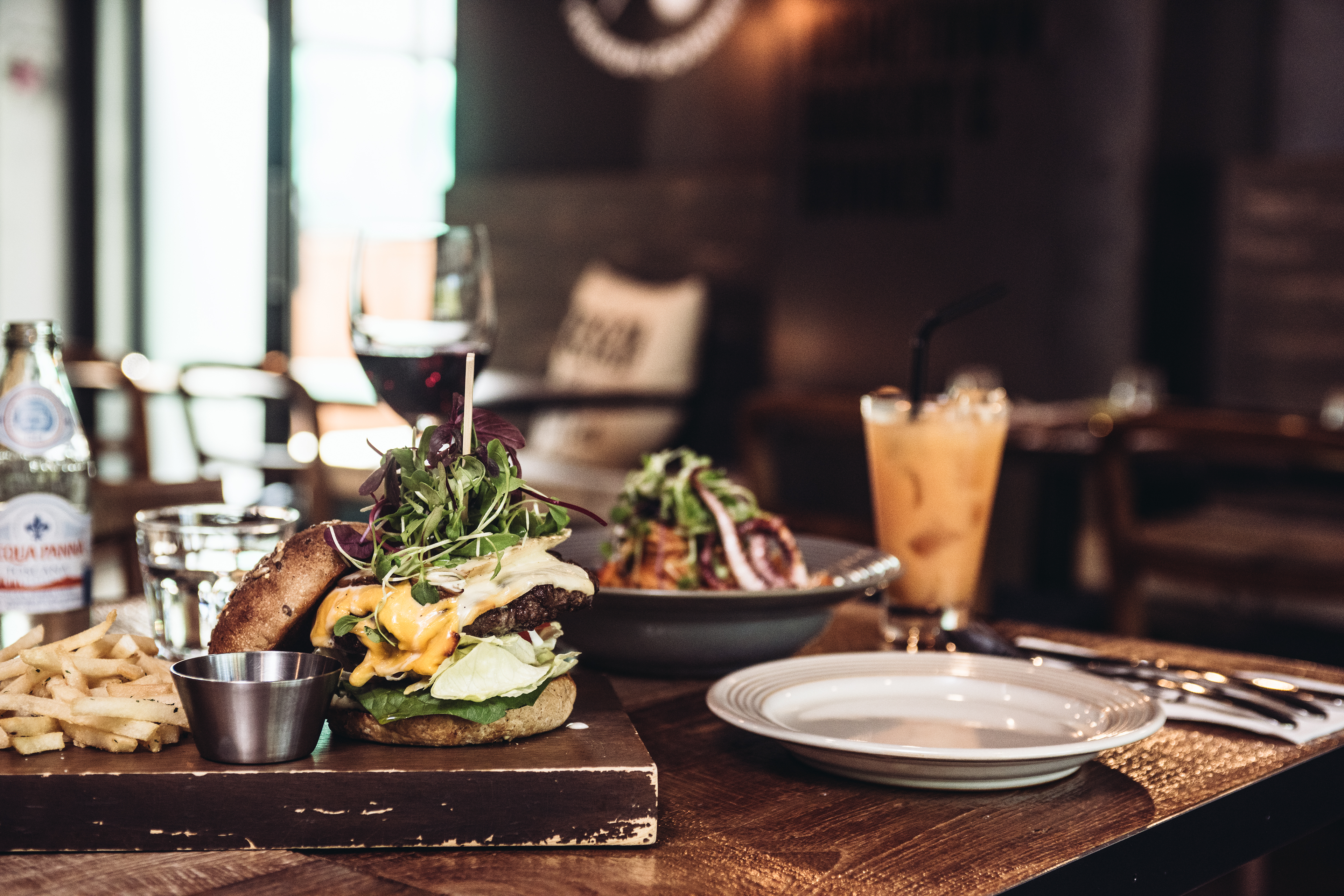 vintage industrial interior and food styling of the casual diner | 브런치와 파스타 그리고 빵을 판매하는 캐주얼 아메리칸 다이너 매장의 푸드스타일링과 테이블 세팅