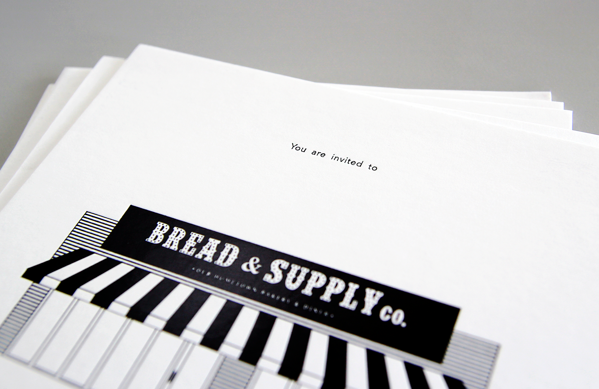 premium black foiled embossed invitation card of the B&S diner | Bread and Supply co 다이너 브랜드 런칭을 위한 고급 먹박 인쇄 초대장