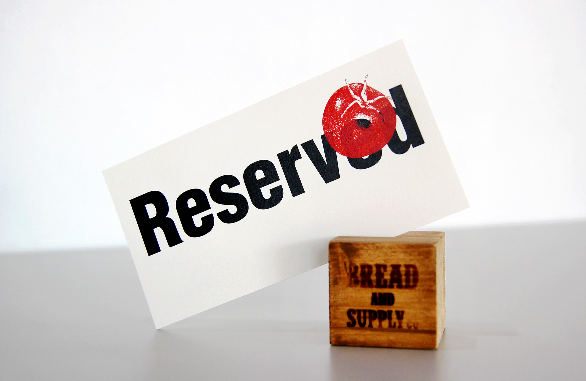 table reservation card printing of the B&S diner | 브레드앤서플라이 다이너의 테이블용 스탠드 인쇄물 제작