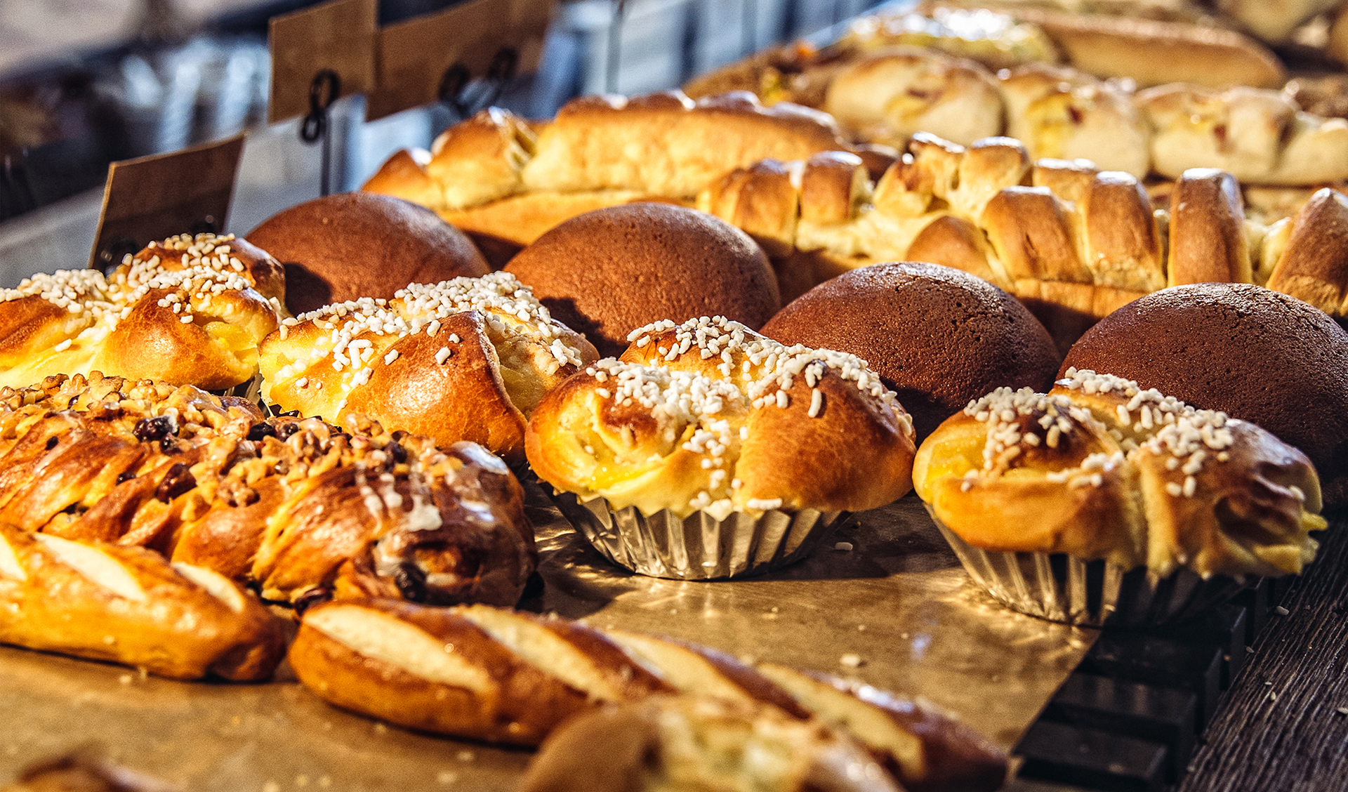 a bread display of the bakery & cafe | B&S 베이커리 카페의 빵 디스플레이