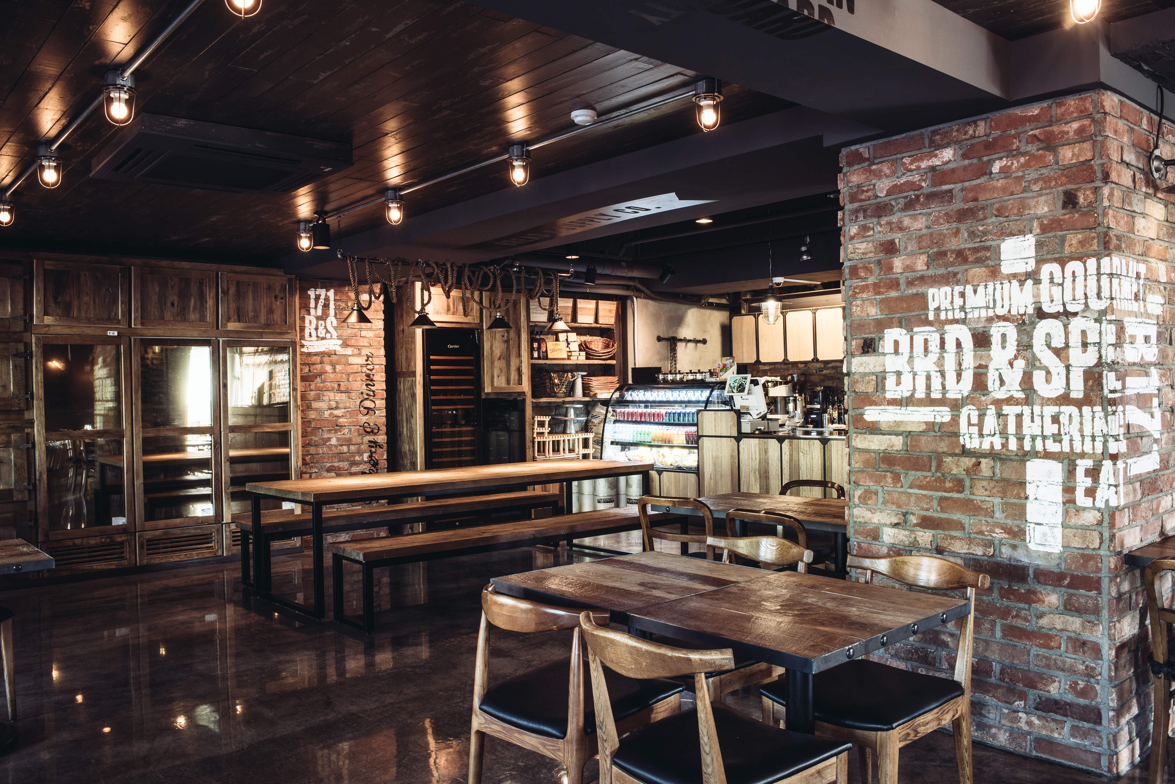 vintage industrial interior and stencil artwork of the brunch, pasta & bread restaurant | 브런치 그리고 파스타와 빵을 판매하는 캐주얼 아메리칸 다이너 매장의 아트 디렉팅 및 스텐실 작업