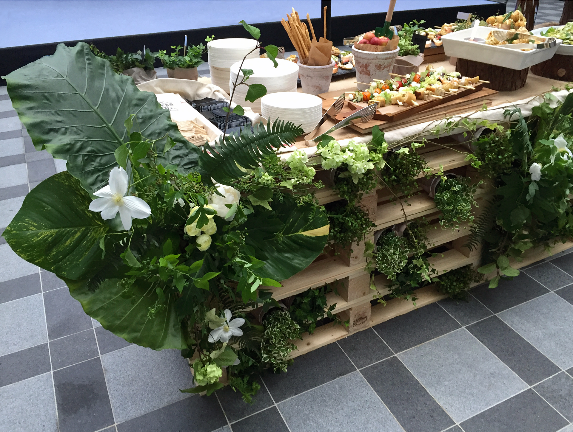 B&S catering service decorated with wood pallets and large quantities of plants | 우드팔레트와 많은 양의 플랜트로 장식된  브레드앤서플라이 케이터링 서비스