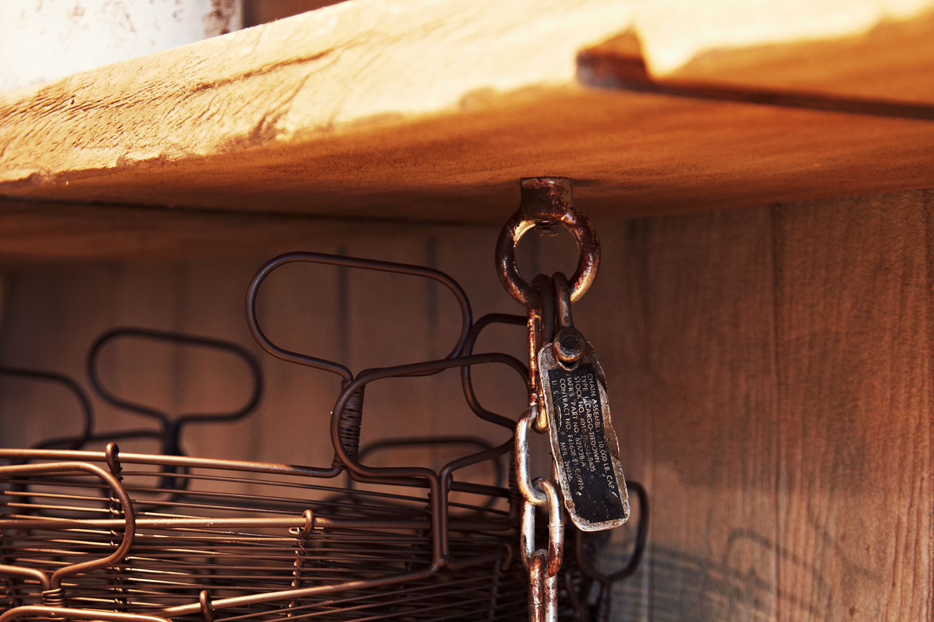 a industrial vintage concept bakery and deli of Bread and Supply co. | 브레드앤서플라이 인더스트리얼 빈티지 콘셉트의 매장 인테리어와 고재 원목 선반