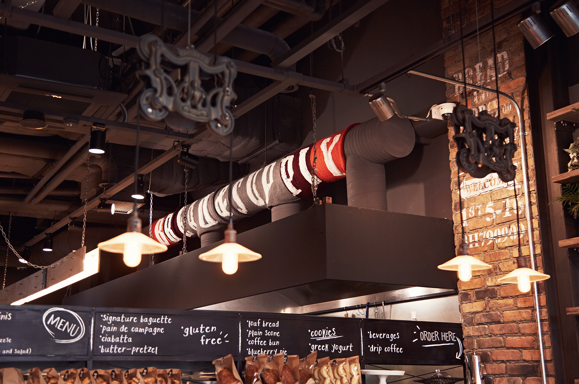 a industrial vintage concept bakery and deli of Bread and Supply co. | 브레드앤서플라이 인더스트리얼 빈티지 콘셉트의 매장 인테리어와 고재 원목 선반