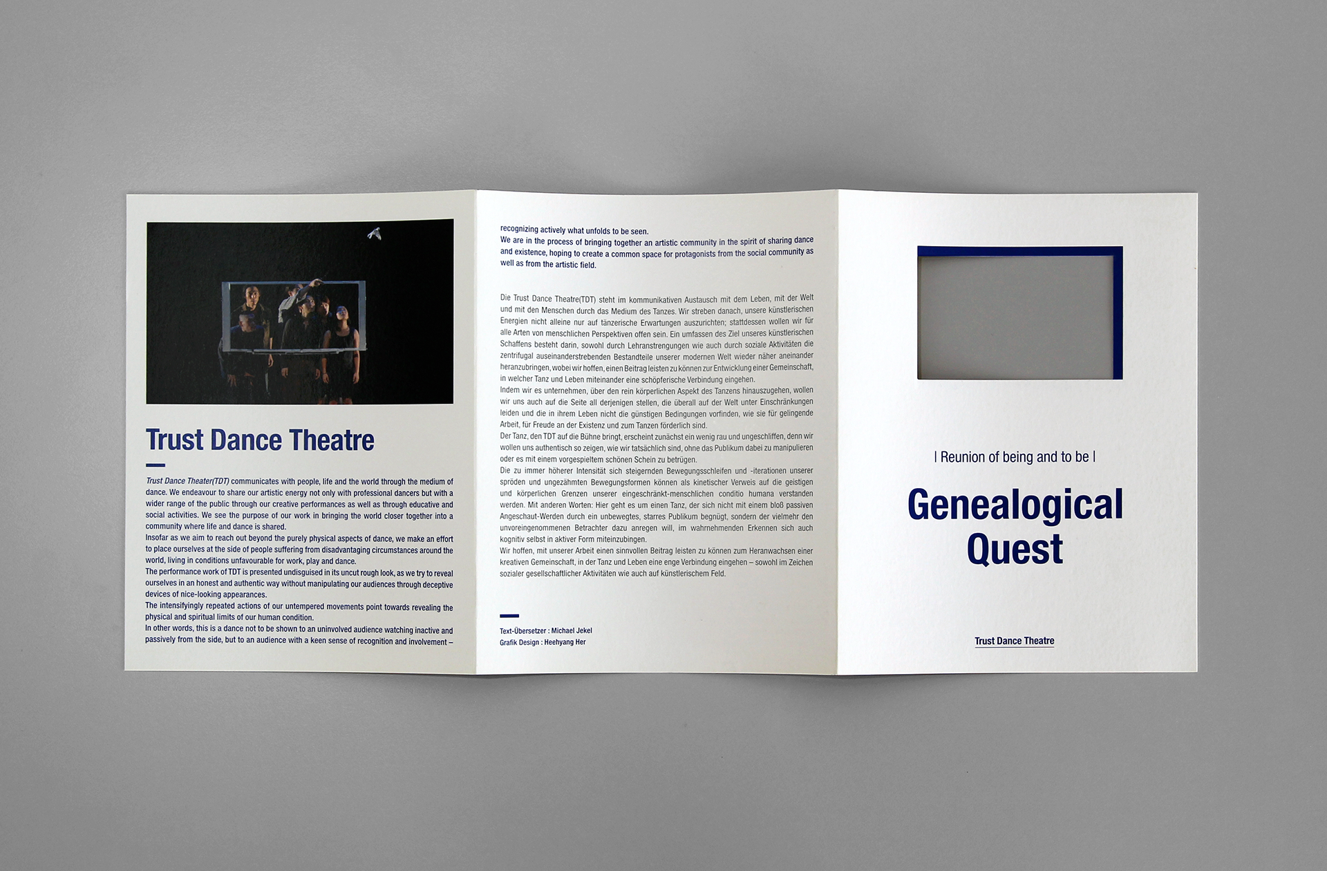 a leaflet of Genealogical Quest edited in multilingual typography with outstanding die-cut printing | 다이컷 후가공이 돋보이는 영어와 독일어로 편집된 계보학적 탐구의 리플렛 