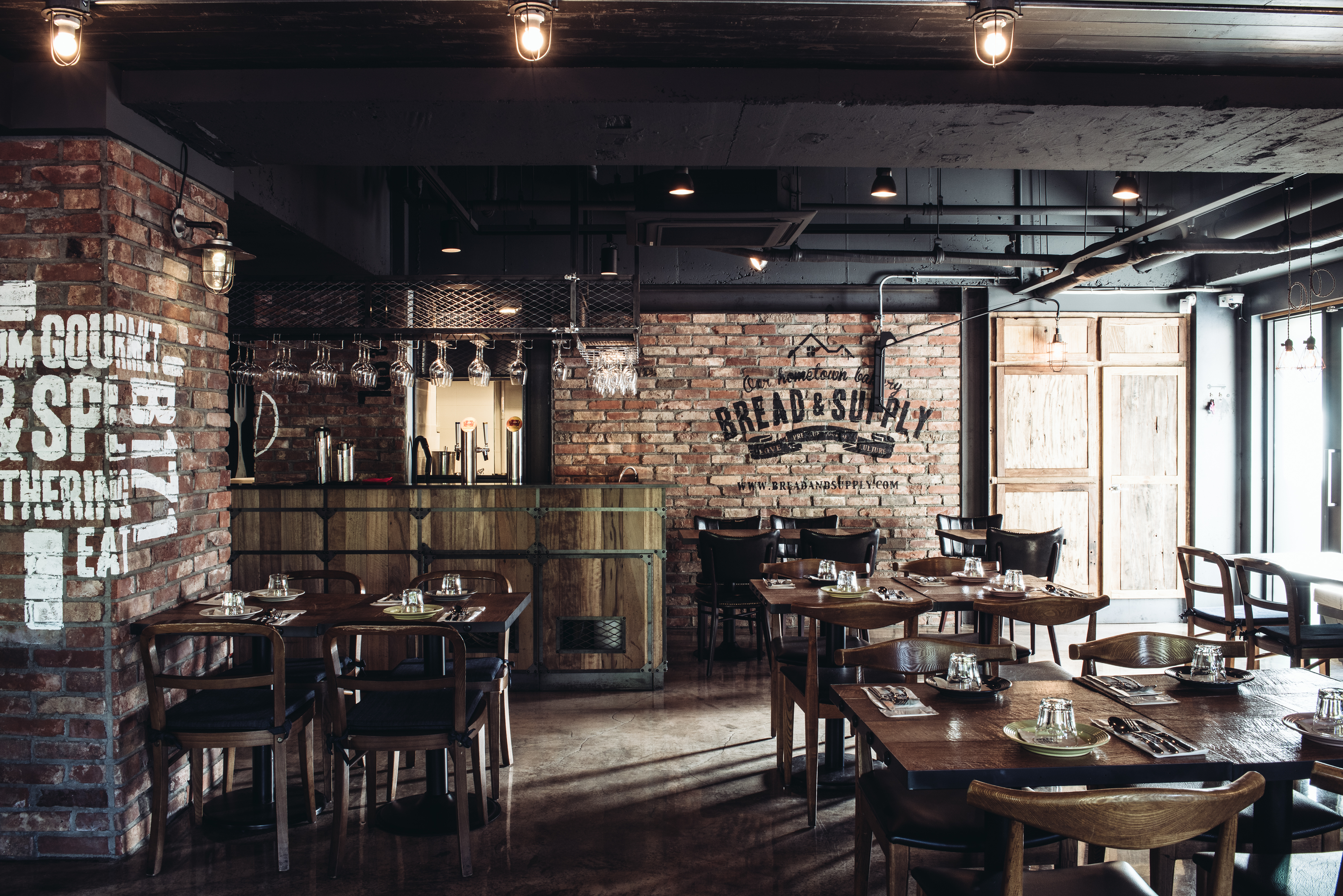 vintage industrial interior and stencil artwork of the brunch, pasta & bread restaurant | 브런치와 파스타 그리고 빵을 판매하는 캐주얼 아메리칸 다이너 매장의 아트 디렉팅 및 스텐실 작업