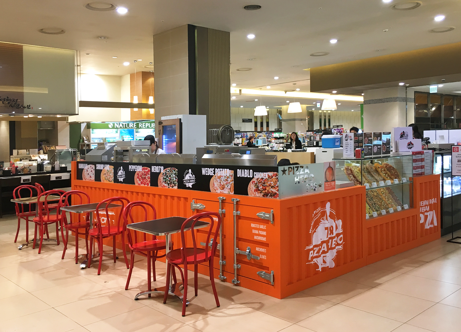 container box concept interior of Pizza hero 718 shop in the department store | 백화점에 입점되어있는 피자히어로의 콘테이너 박스로 만든 매장 인테리어