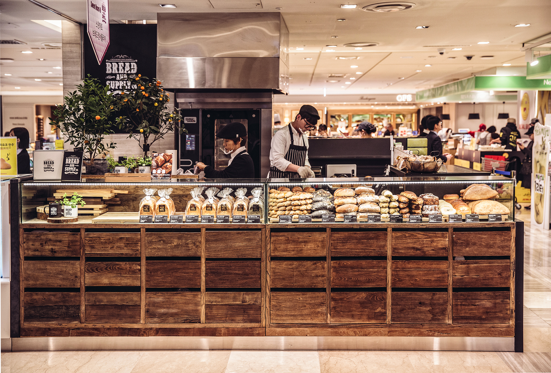 signature visual identity of Bread and Supply in the department store | 브레드앤서플라이의 백화점 매장 시그니처 인테리어
