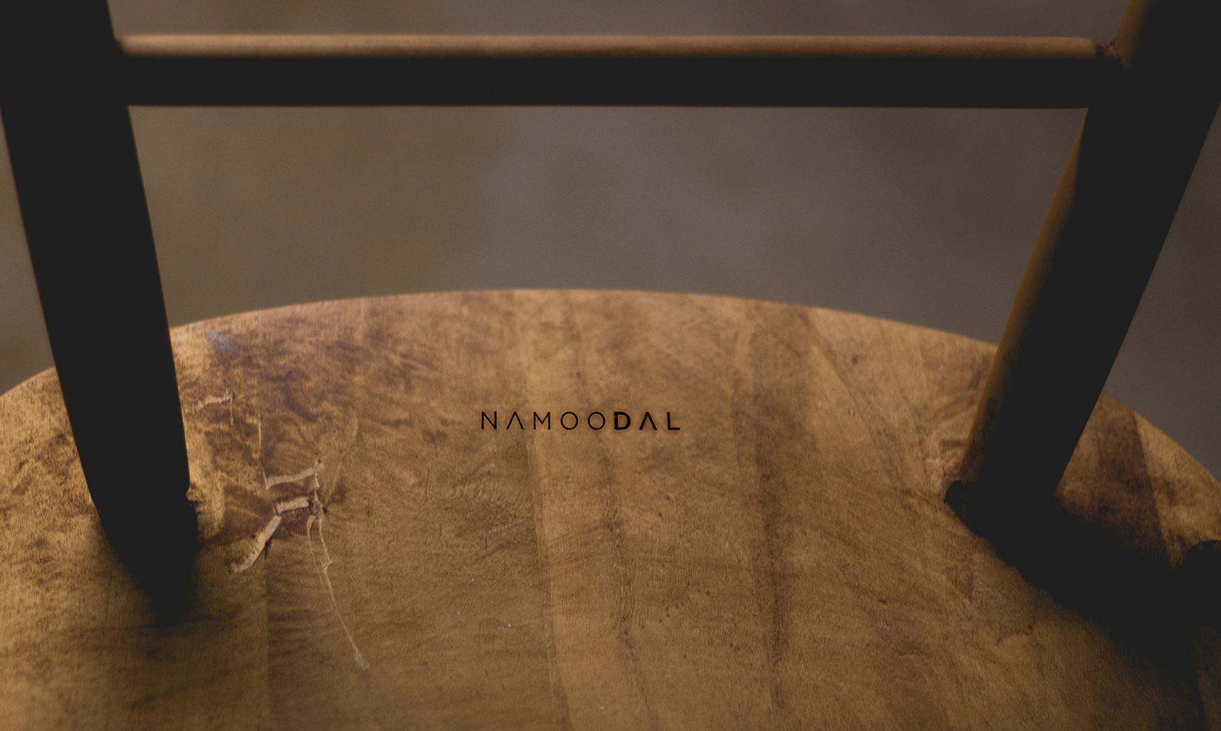 hand press of the namoodal studio logo on the wood | 나무달 스튜디오 로고 형압 및 불도장