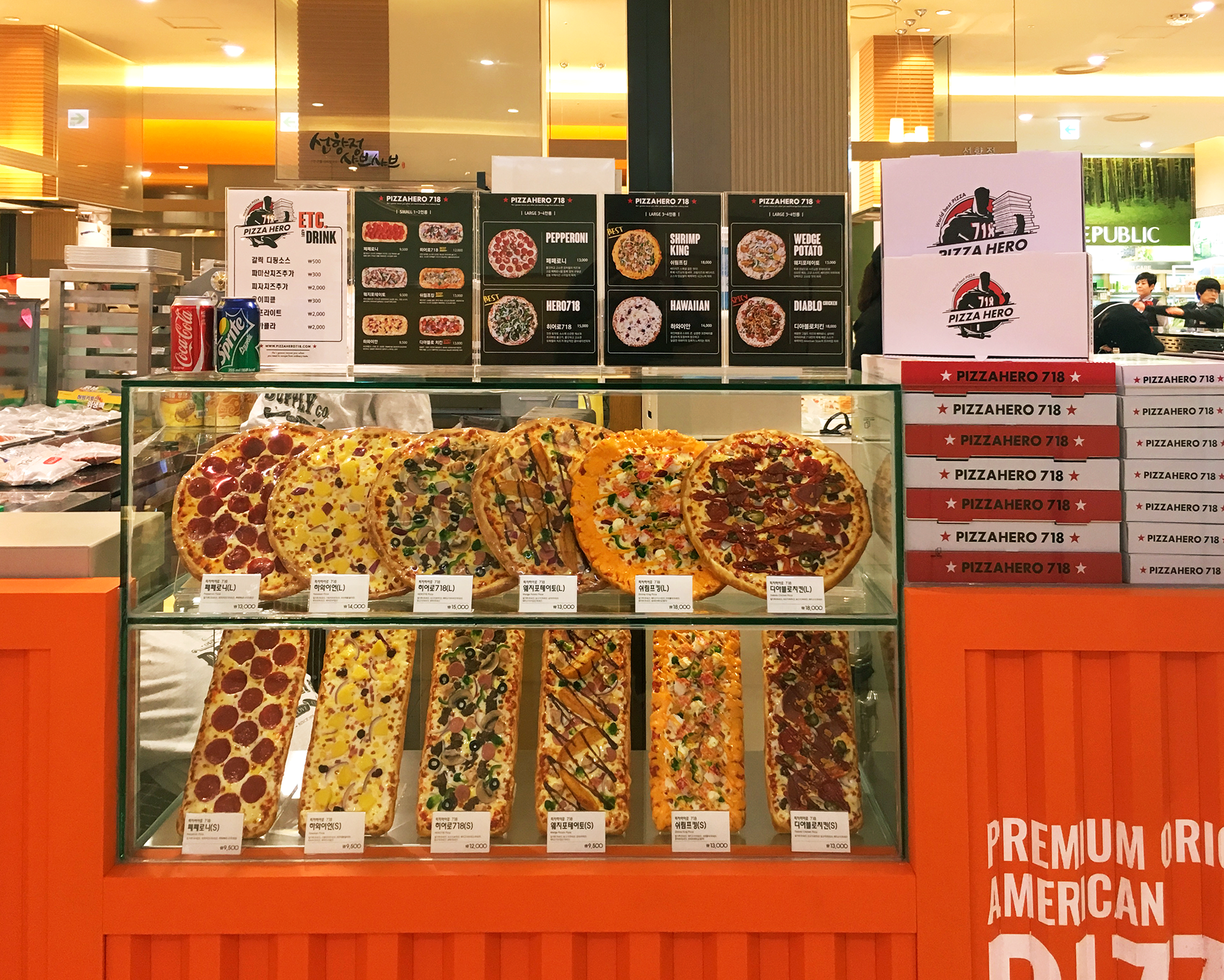 Pizza menus on display in showcase of the department store | 백화점 쇼케이스에 진열된 피자히어로 메뉴