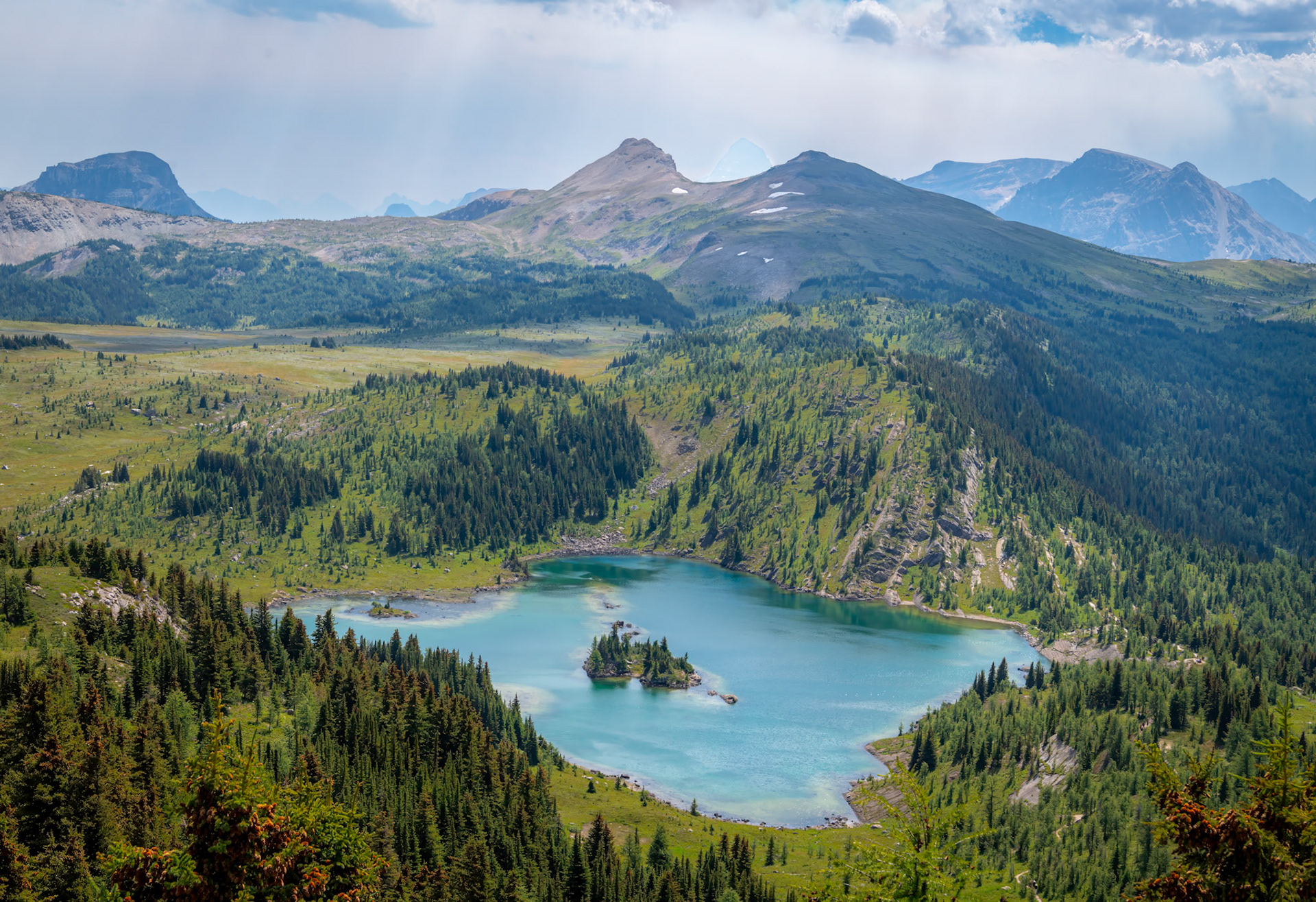 Rock Isle Lake - A beautiful alpine lake nestled in the Canadian Rockies in Banff National Park
