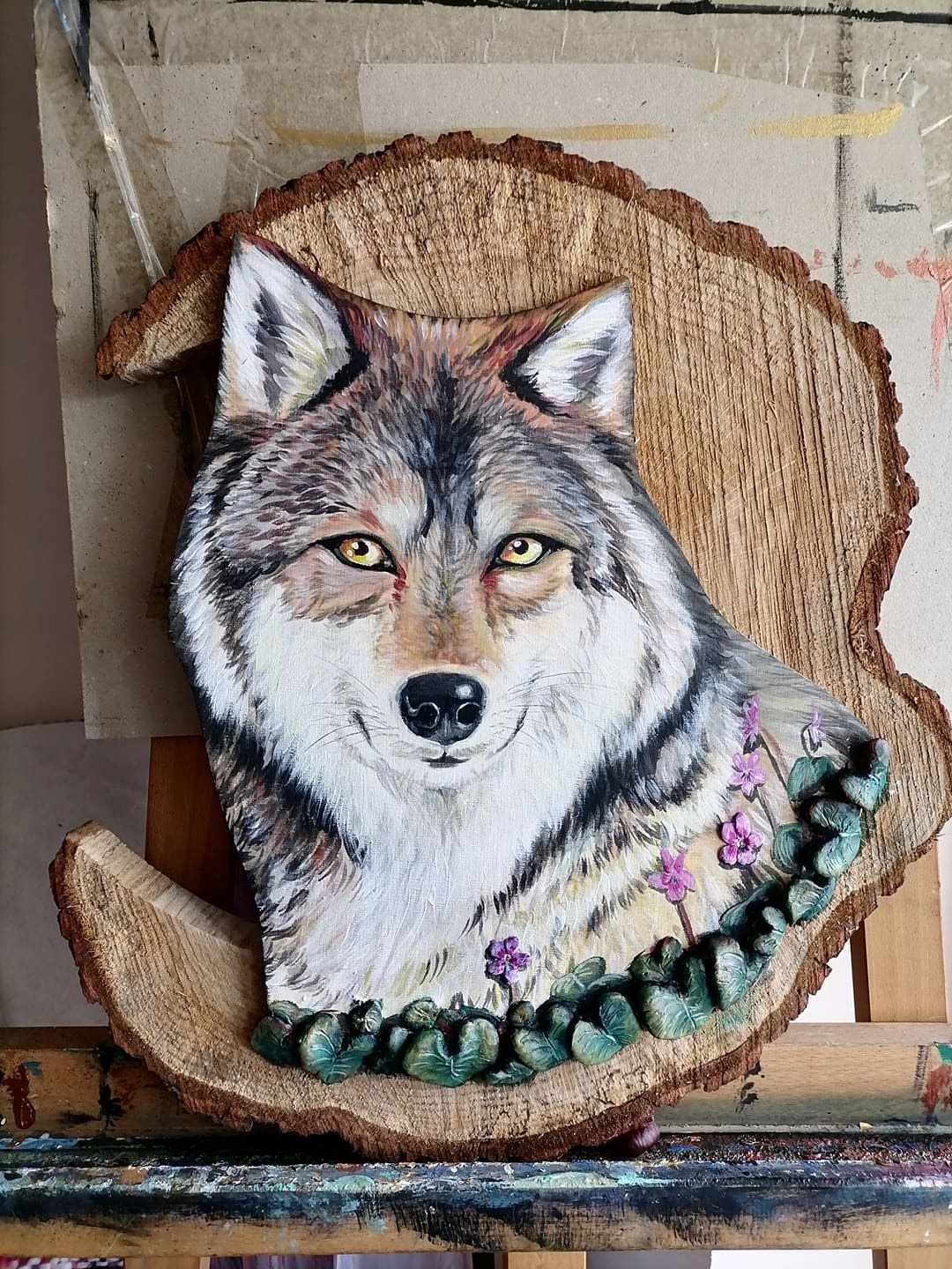 Wolf auf Holz, 2020, Acryl auf Holz und Gips, Durchmesser 40cm - verkauft
