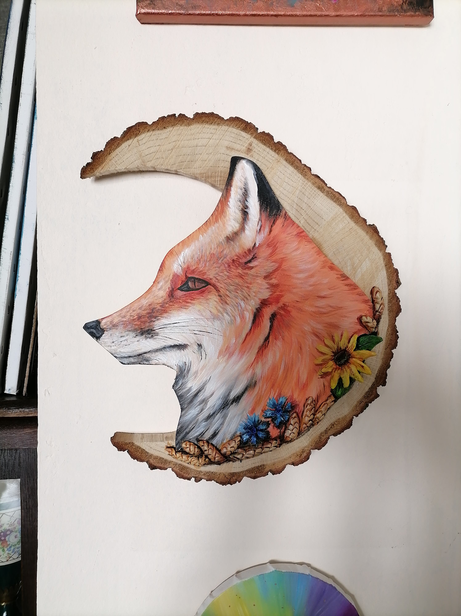 Fuchs auf Holz, 2020, Acryl auf Holz und Gips, Durchmesser 40cm - verkauft