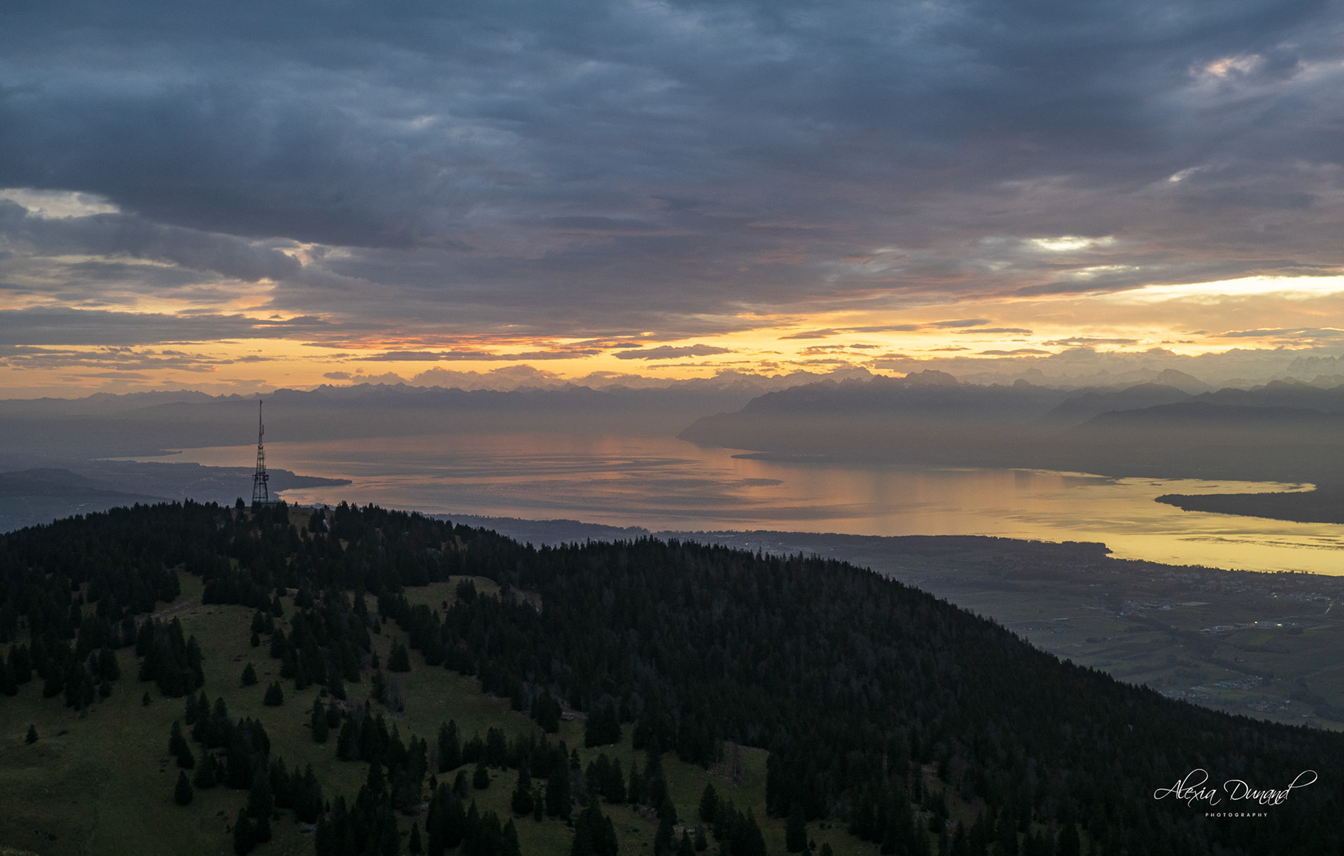 Lever de soleil sur le lac Léman depuis la Dôle, Suisse