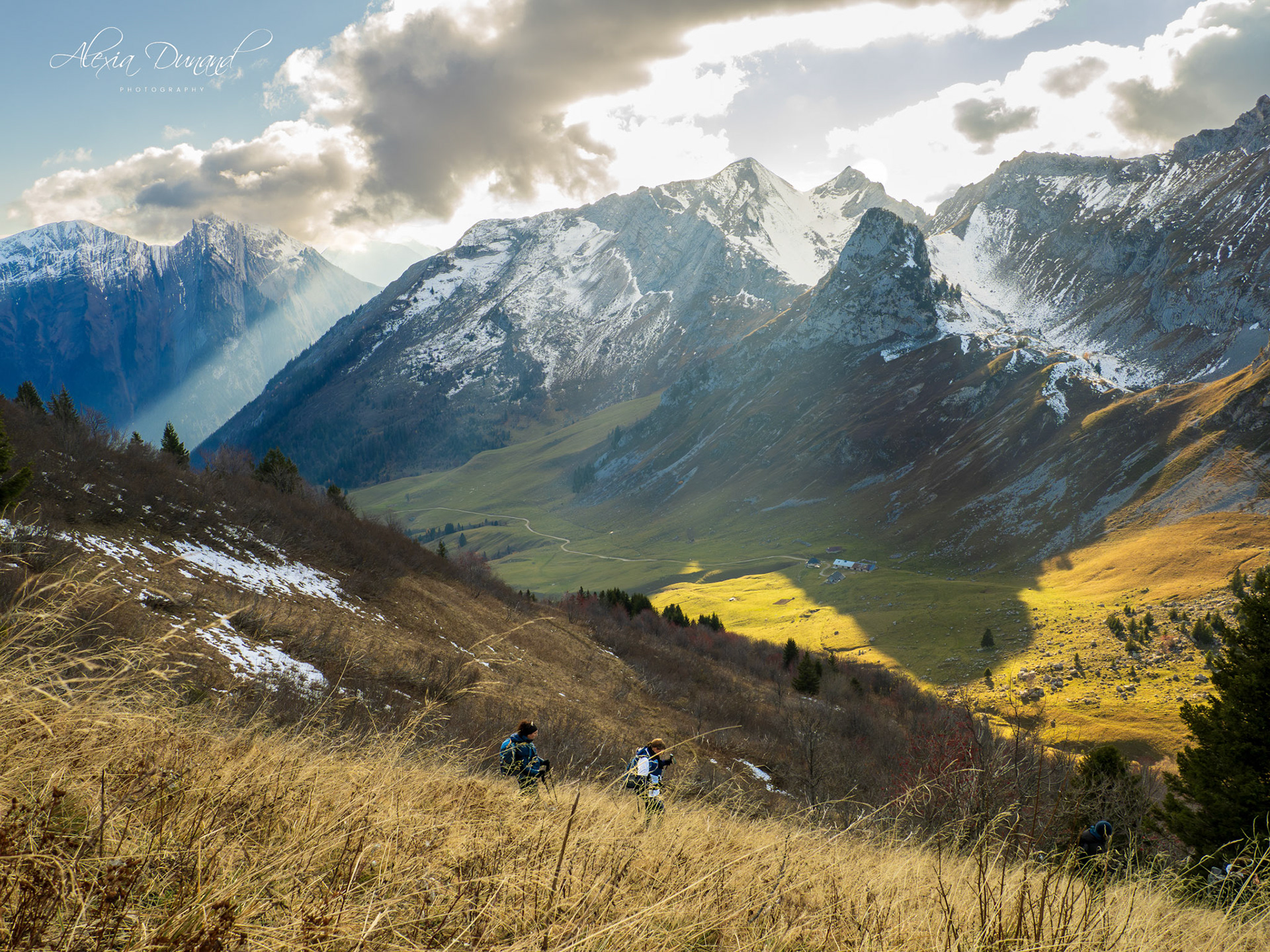 Rayons de soleil en descendant de la Pointe de la Chaurionde, Savoie, France