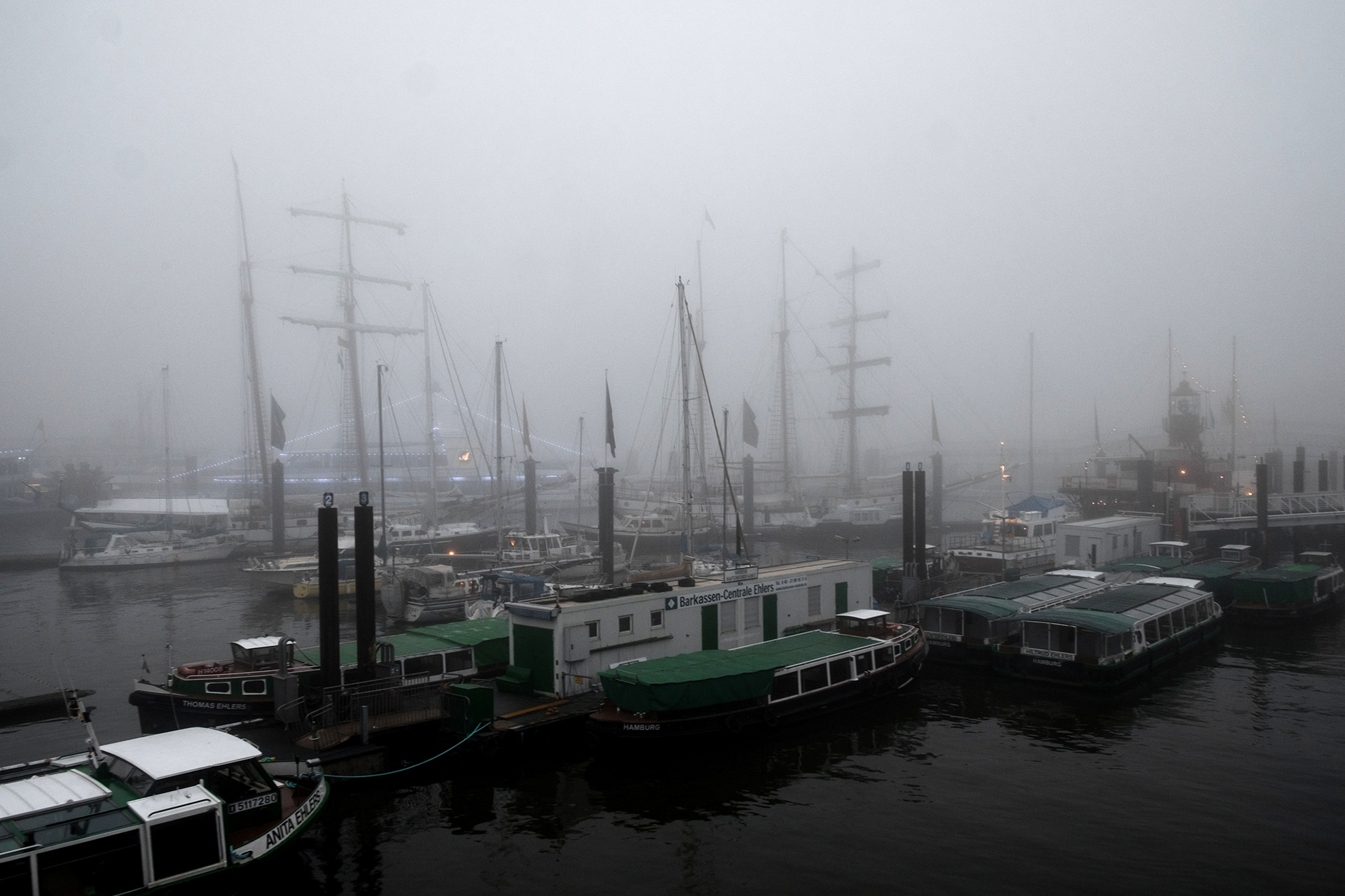 sport jachthafen hamburg im nebel. duster
