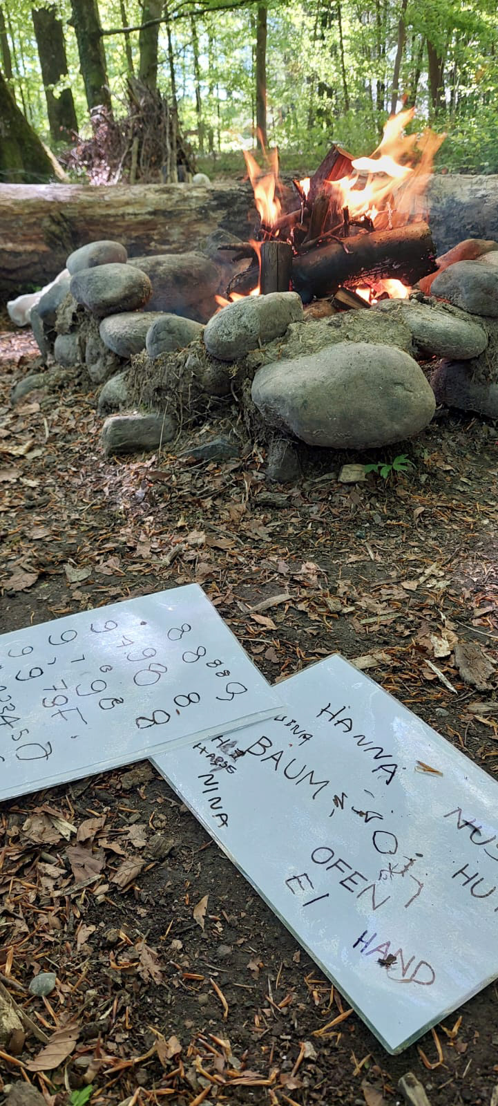 Die Kinder lieben es, Wörter zu entziffern und das Schreiben zu lernen.
