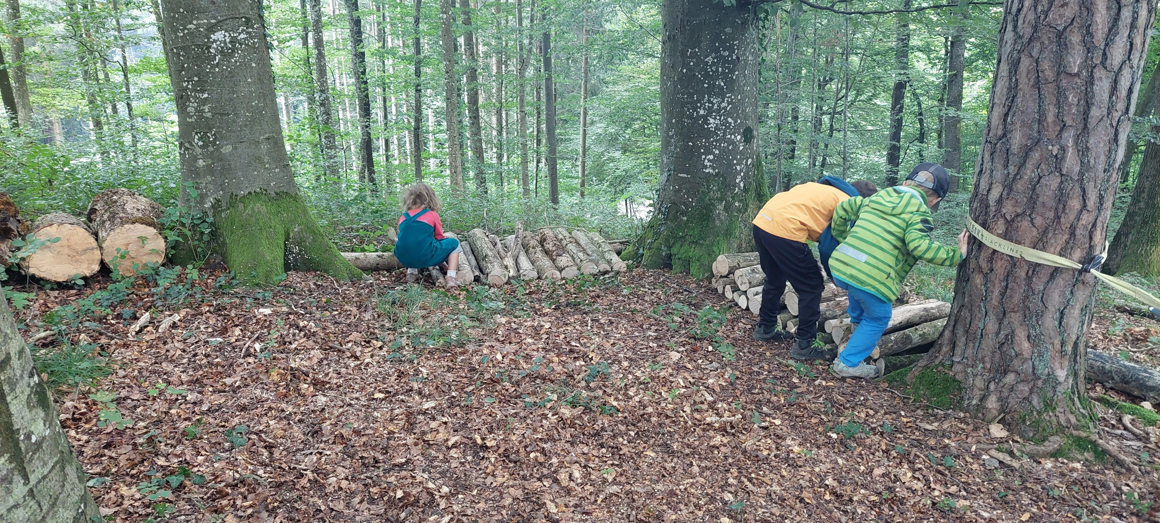 Das Fundament für unser erstes Projekt Waldhütte steht bereits! Es gibt aber noch viel zu tun...