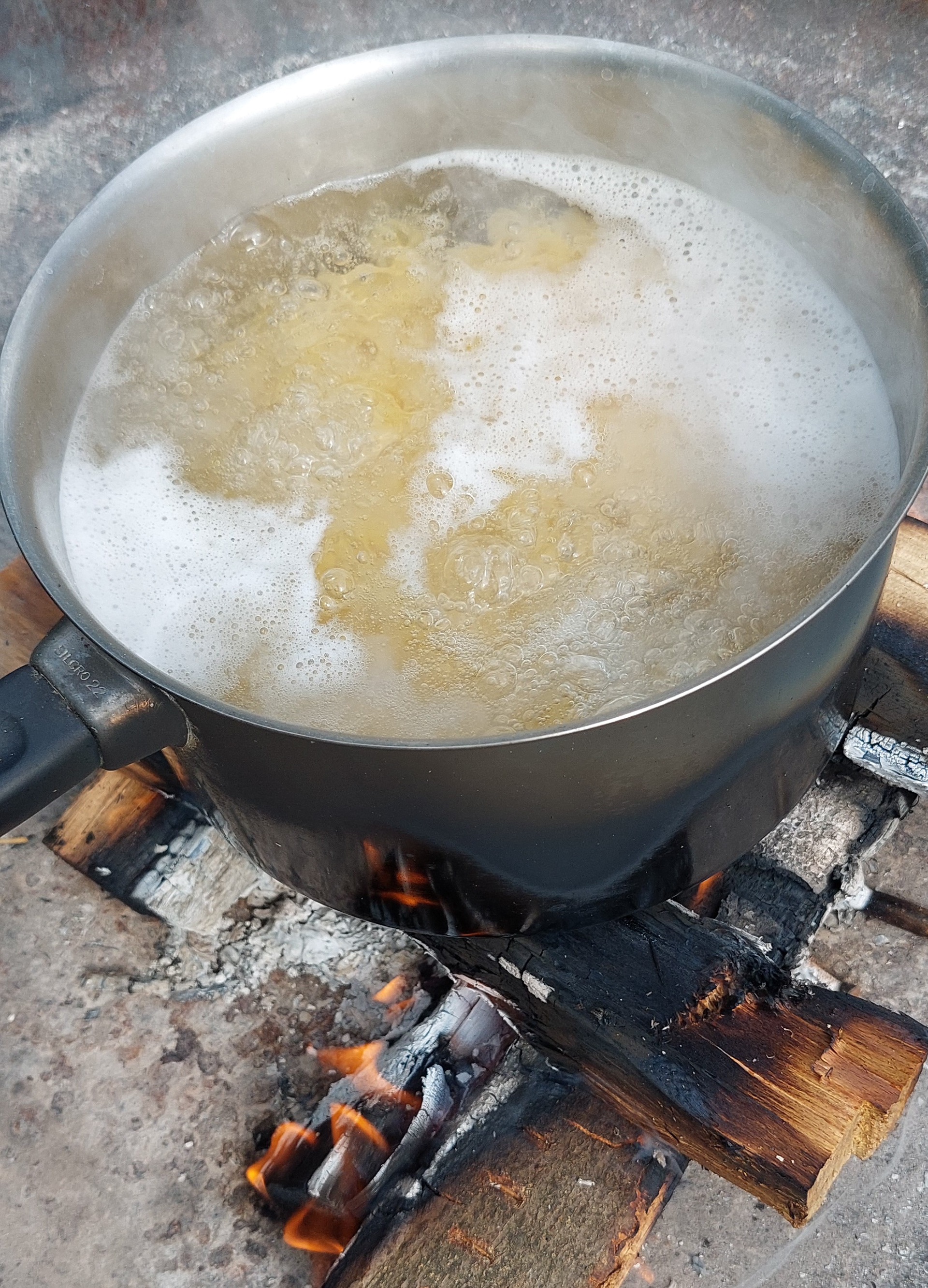 ...und über dem Feuer zu kochen.