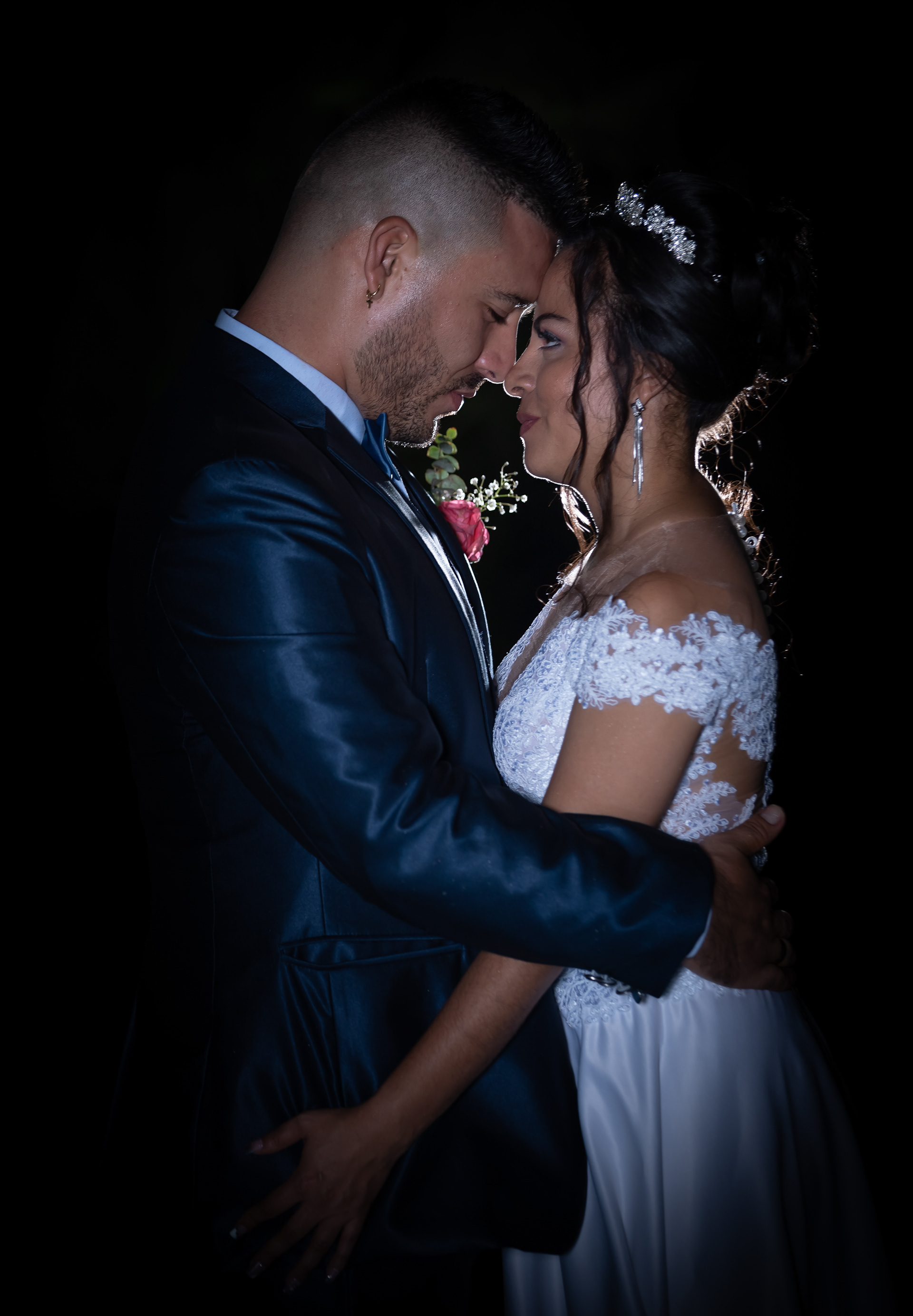 novio y novia amandose en abrazo