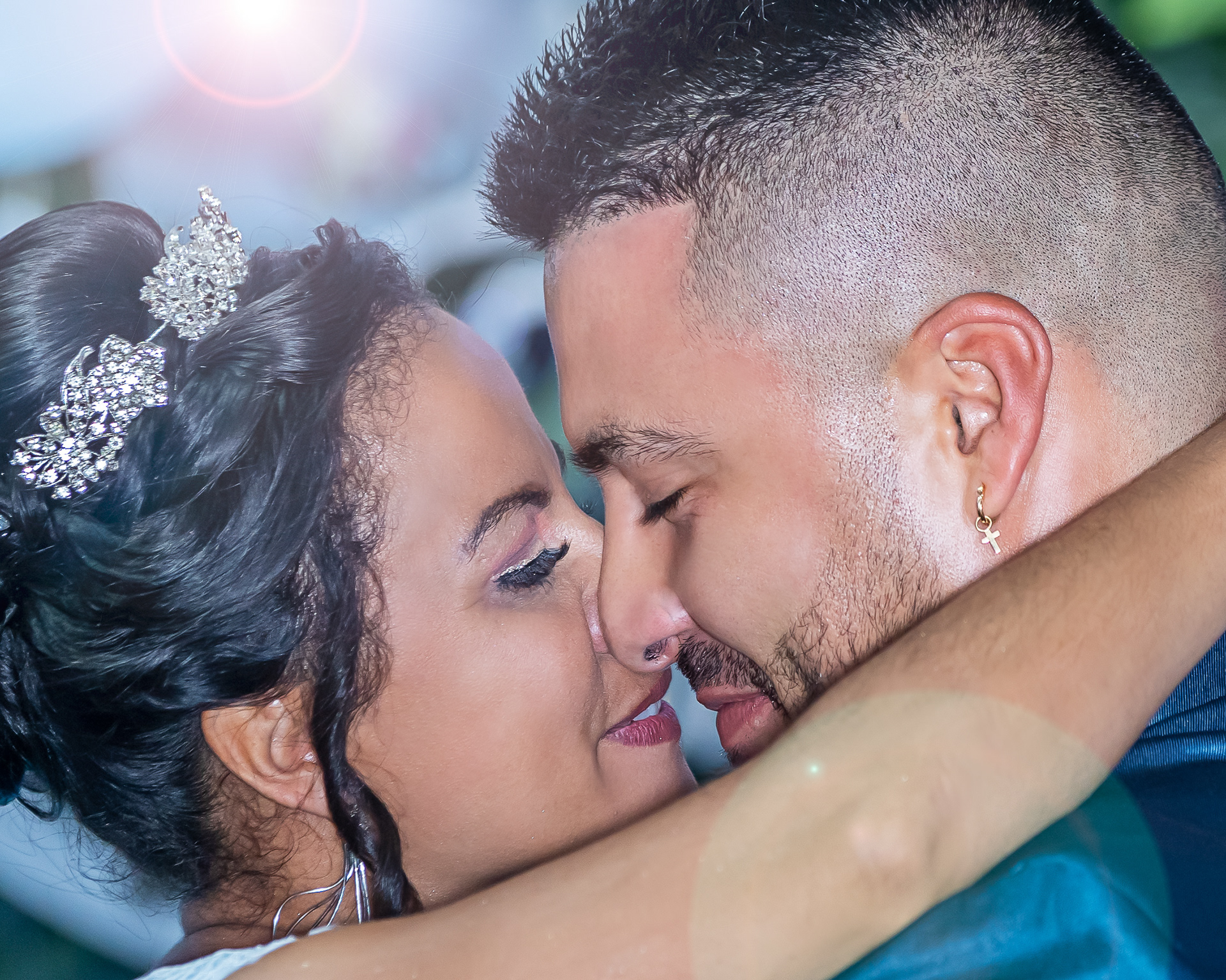 pareja de recien casados besandose